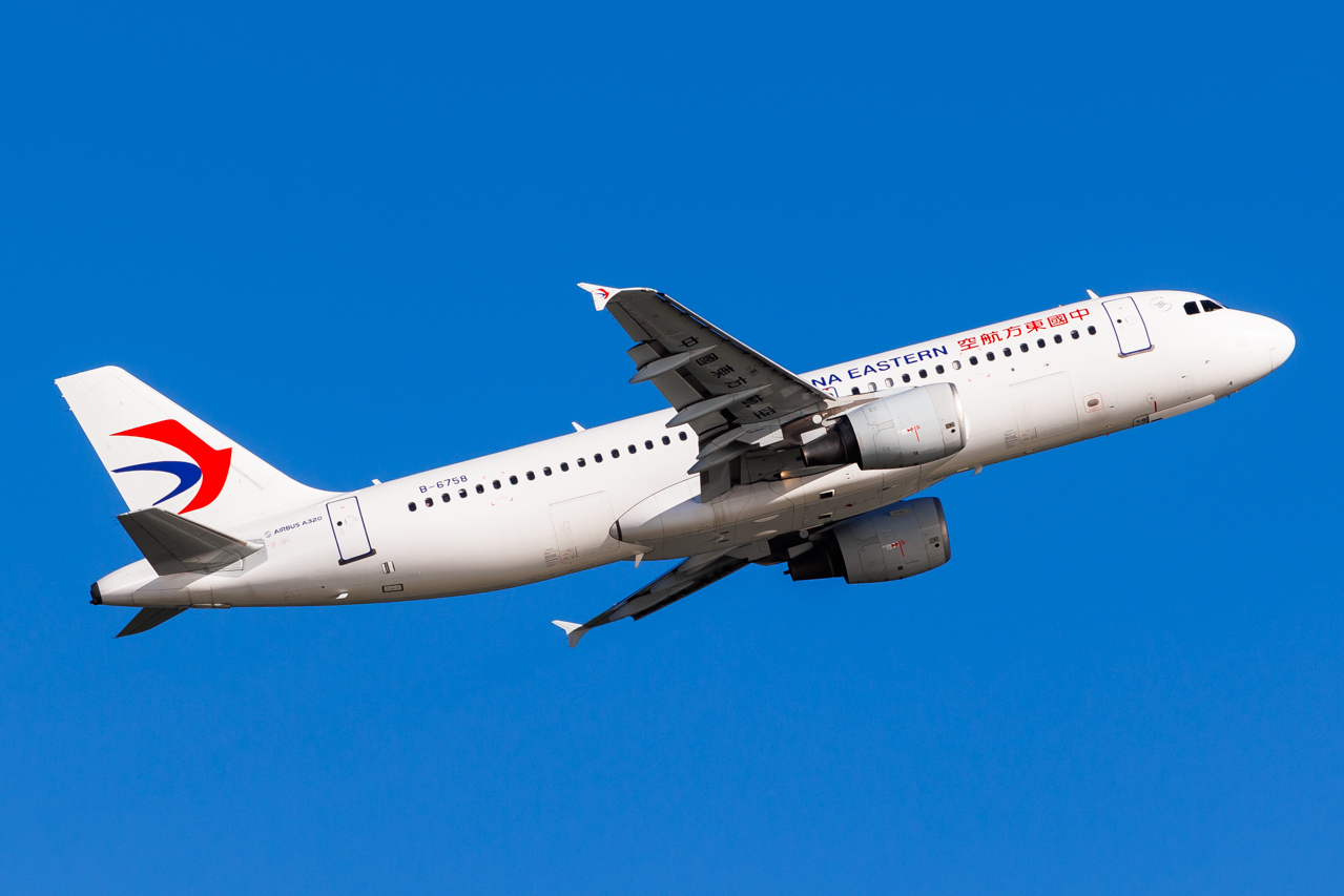 Full size: China Eastern Airlines Airbus A320 B-6758 at Hong Kong International Airport