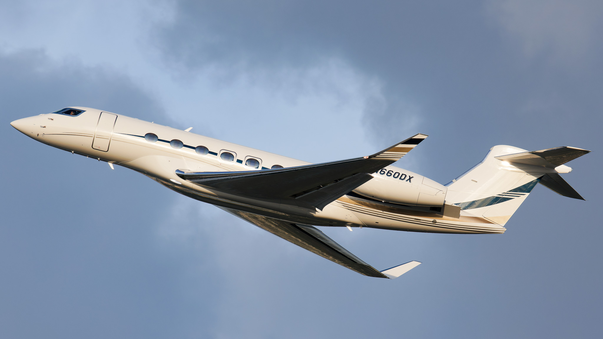 Full size: PRIVATE Gulfstream G600 N660DX at Tampa International Airport