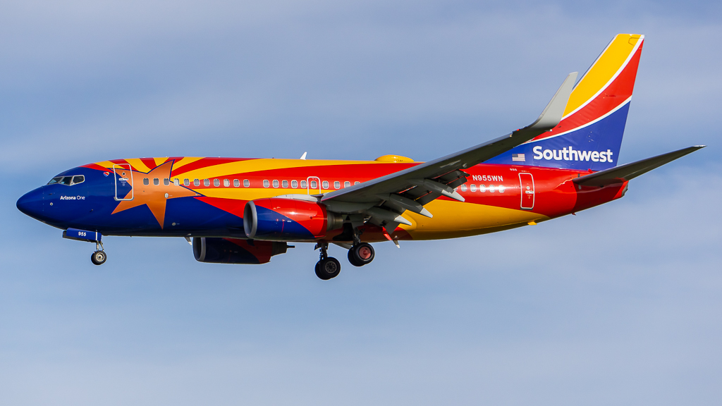 Full size: Southwest Airlines Boeing 737-700 N955WN at Theodore Francis Green State Airport