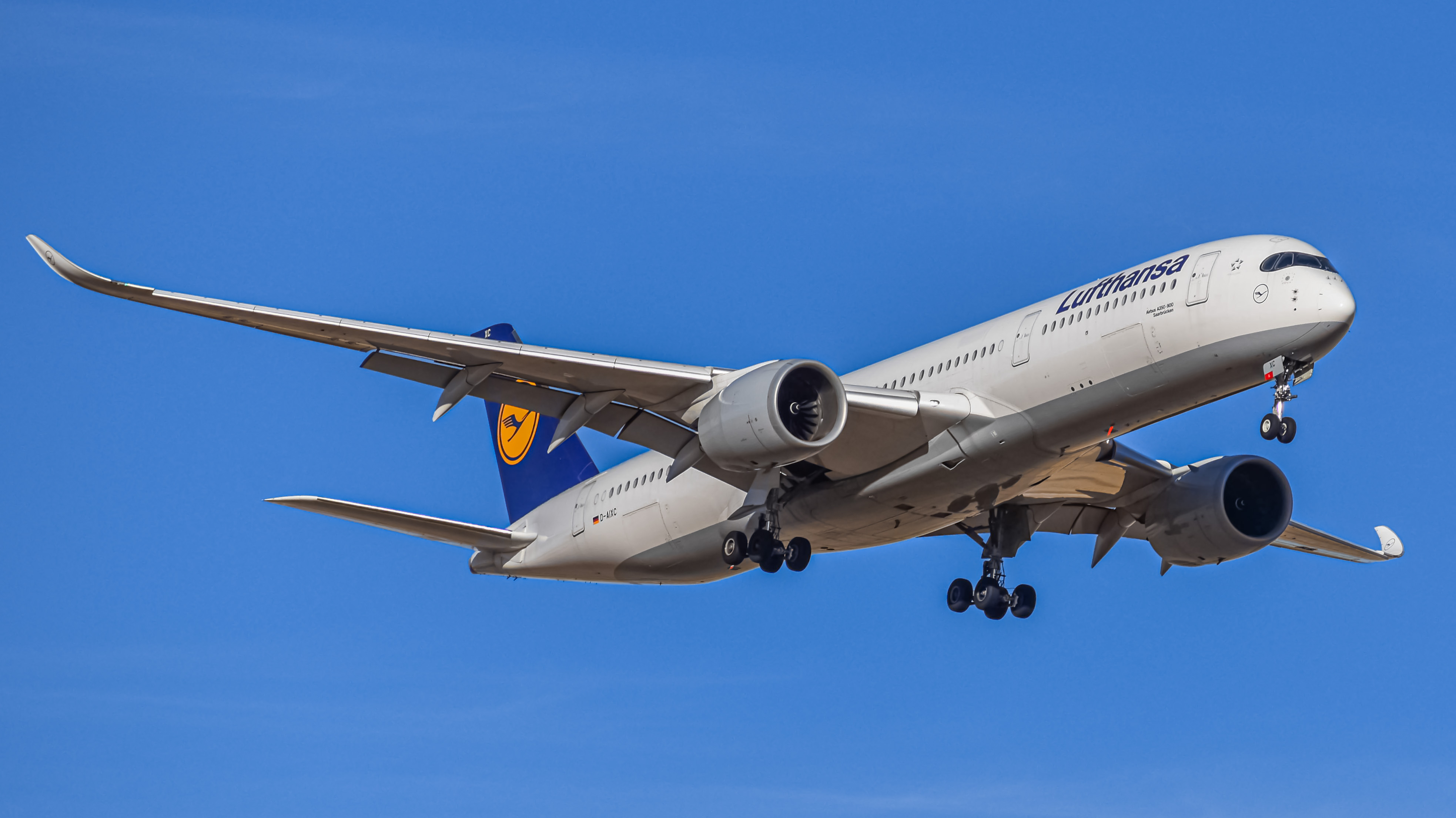 Full size: Lufthansa Airbus A350-900 D-AIXC at Denver International Airport