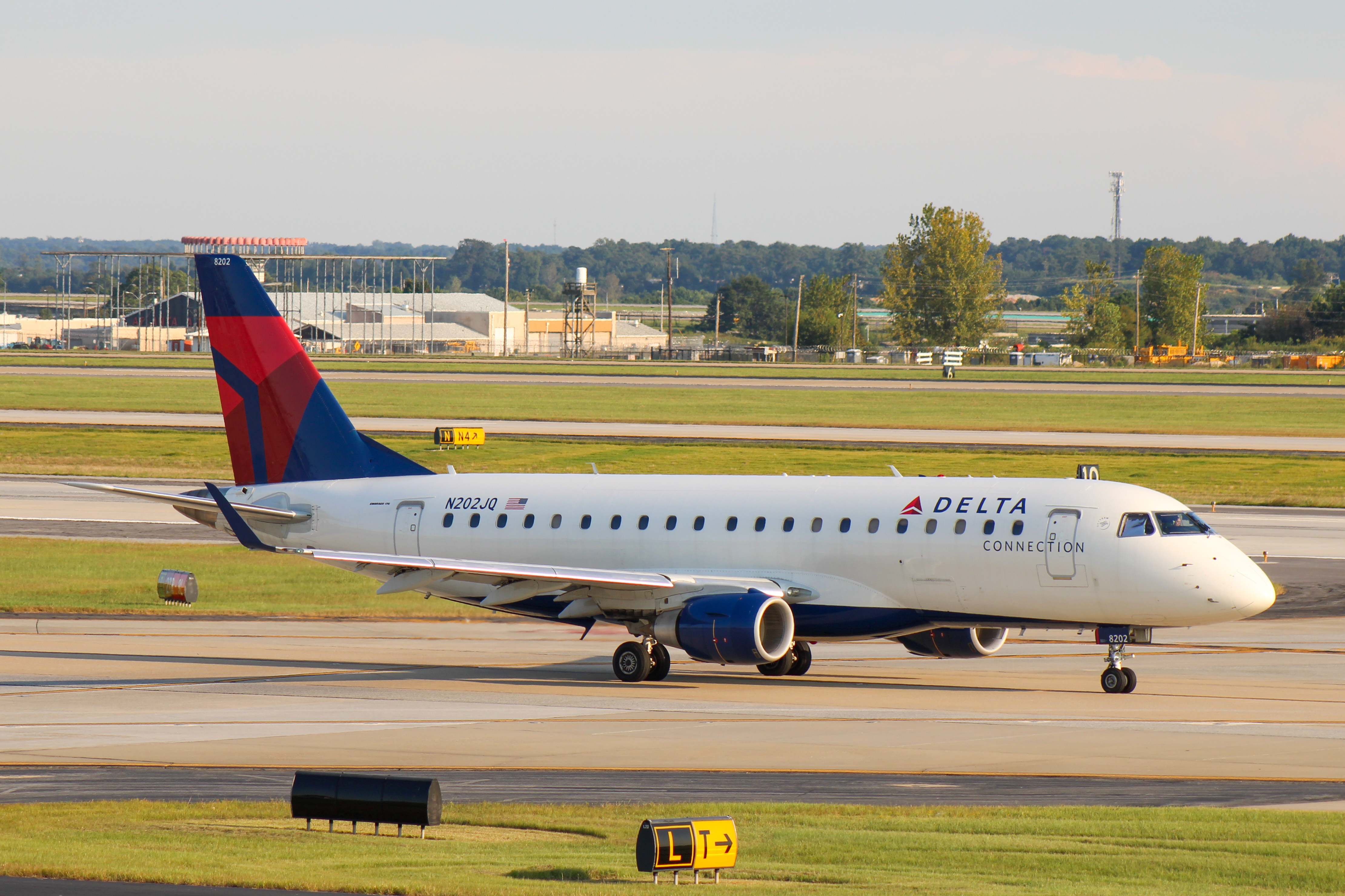 Full size: Delta Connection Embraer E170 N202JQ at Hartsfield-Jackson Atlanta International Airport