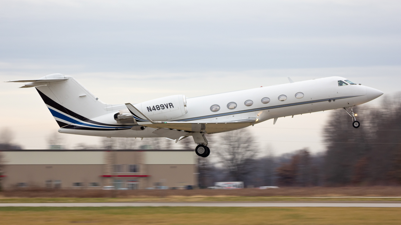 Full size: PRIVATE Gulfstream IV N489VR at Delaware Municipal Airport