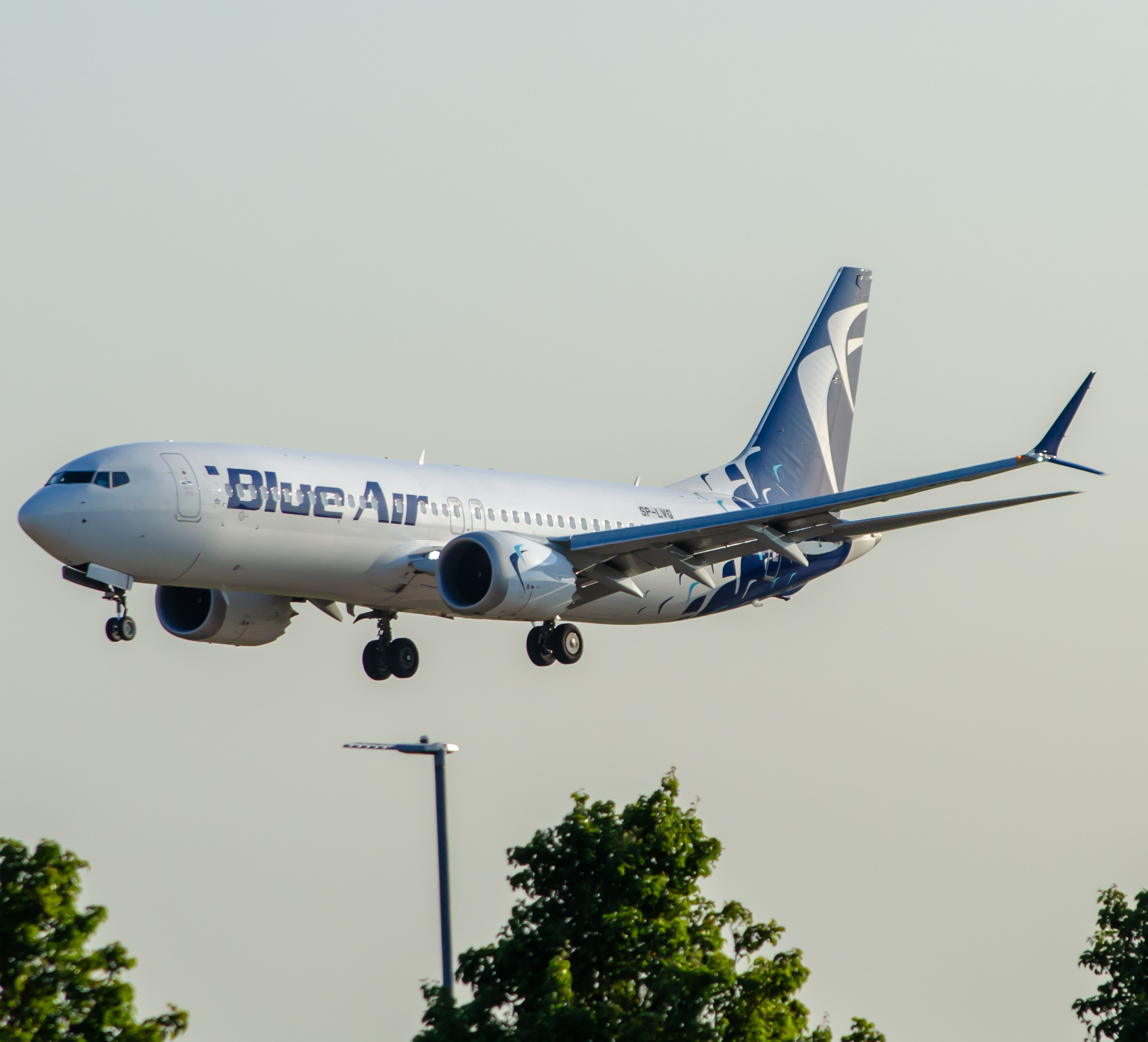 Full size: LOT Polish Airlines Boeing 737 MAX 8 SPLVG  at London Heathrow International Airport