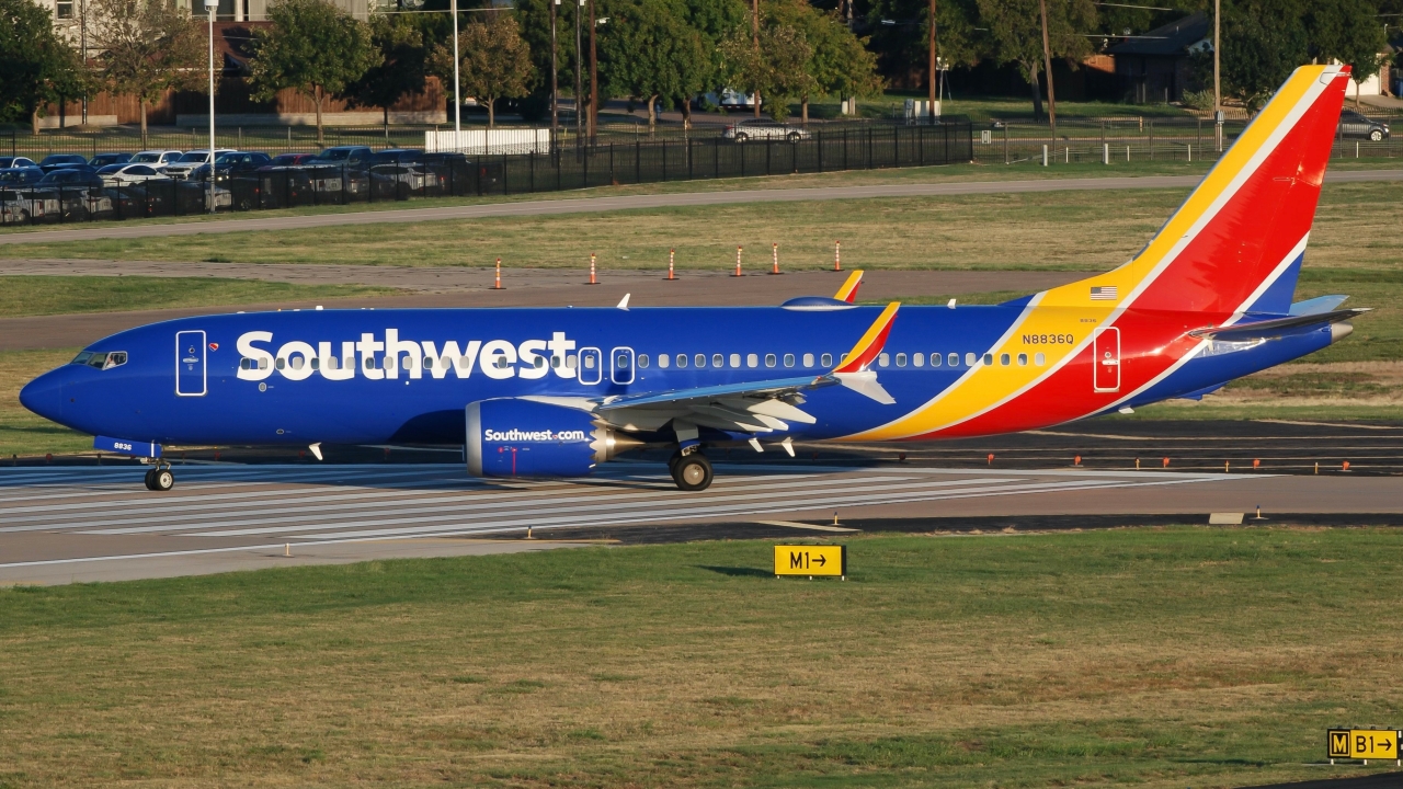 Full size: Southwest Airlines Boeing 737 MAX 8 N8863Q at Dallas Love Field Airport