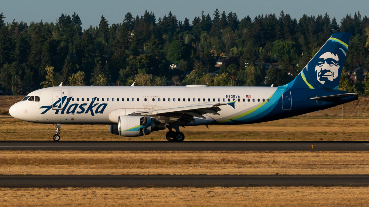 Full size: Alaska Airlines Airbus A320 N835VA at Portland International Airport