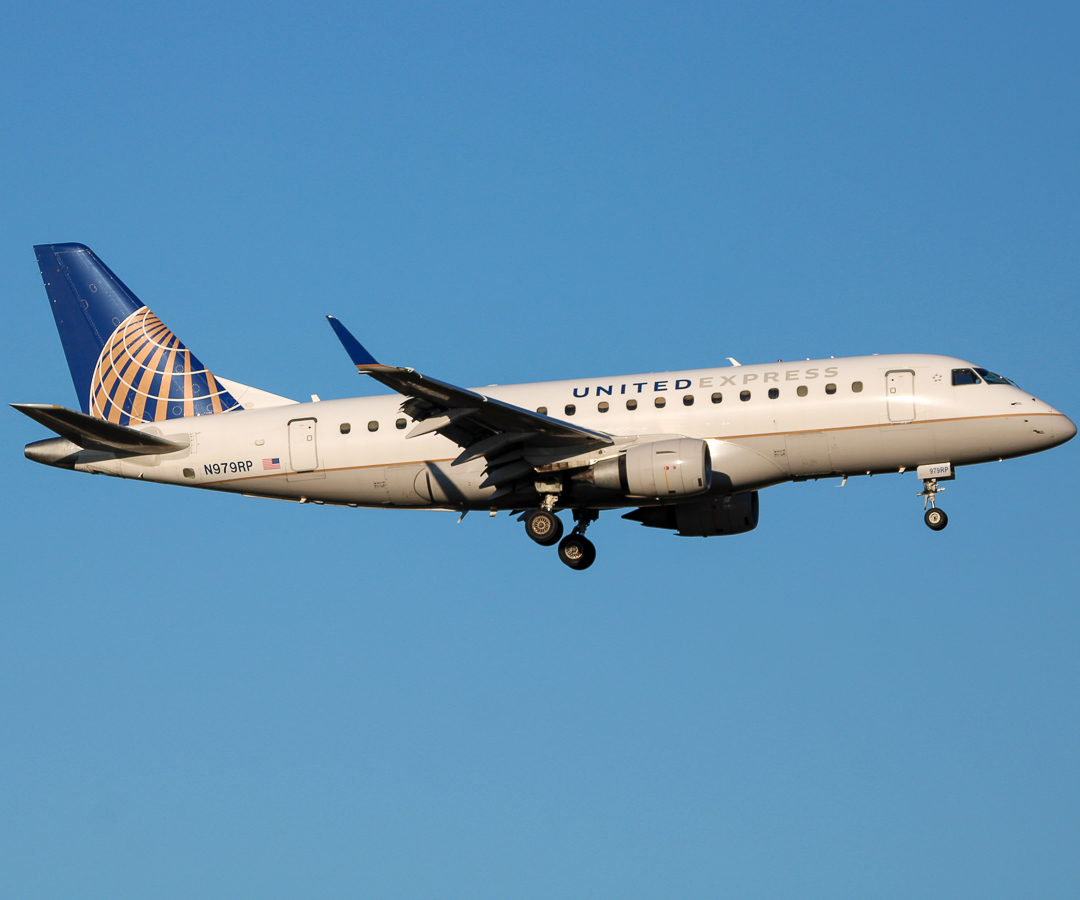 Full size: United Express Embraer E170 N979RP at Newark Liberty International Airport