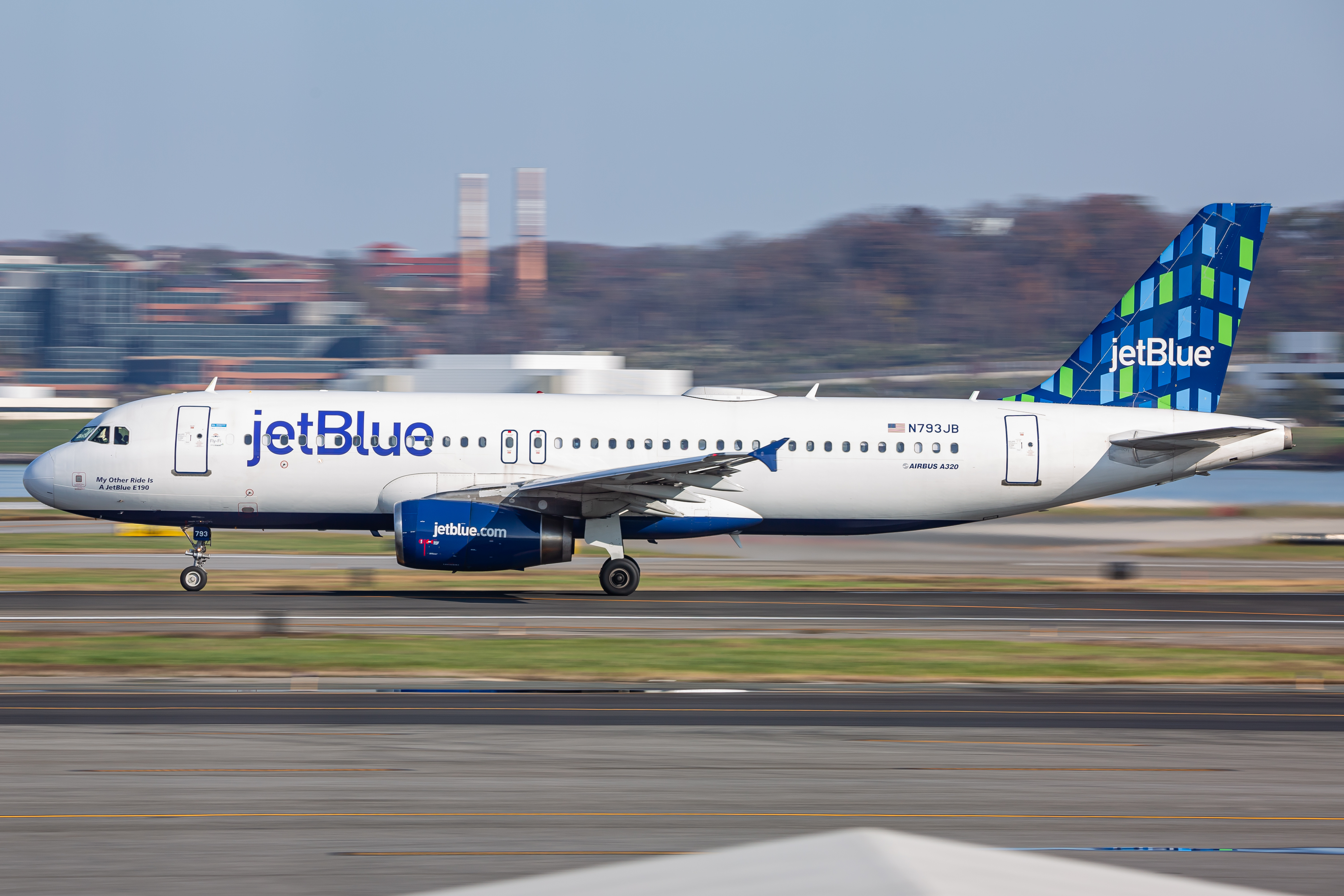 Full size: JetBlue Airways Airbus A320 N793JB at Ronald Reagan National Airport