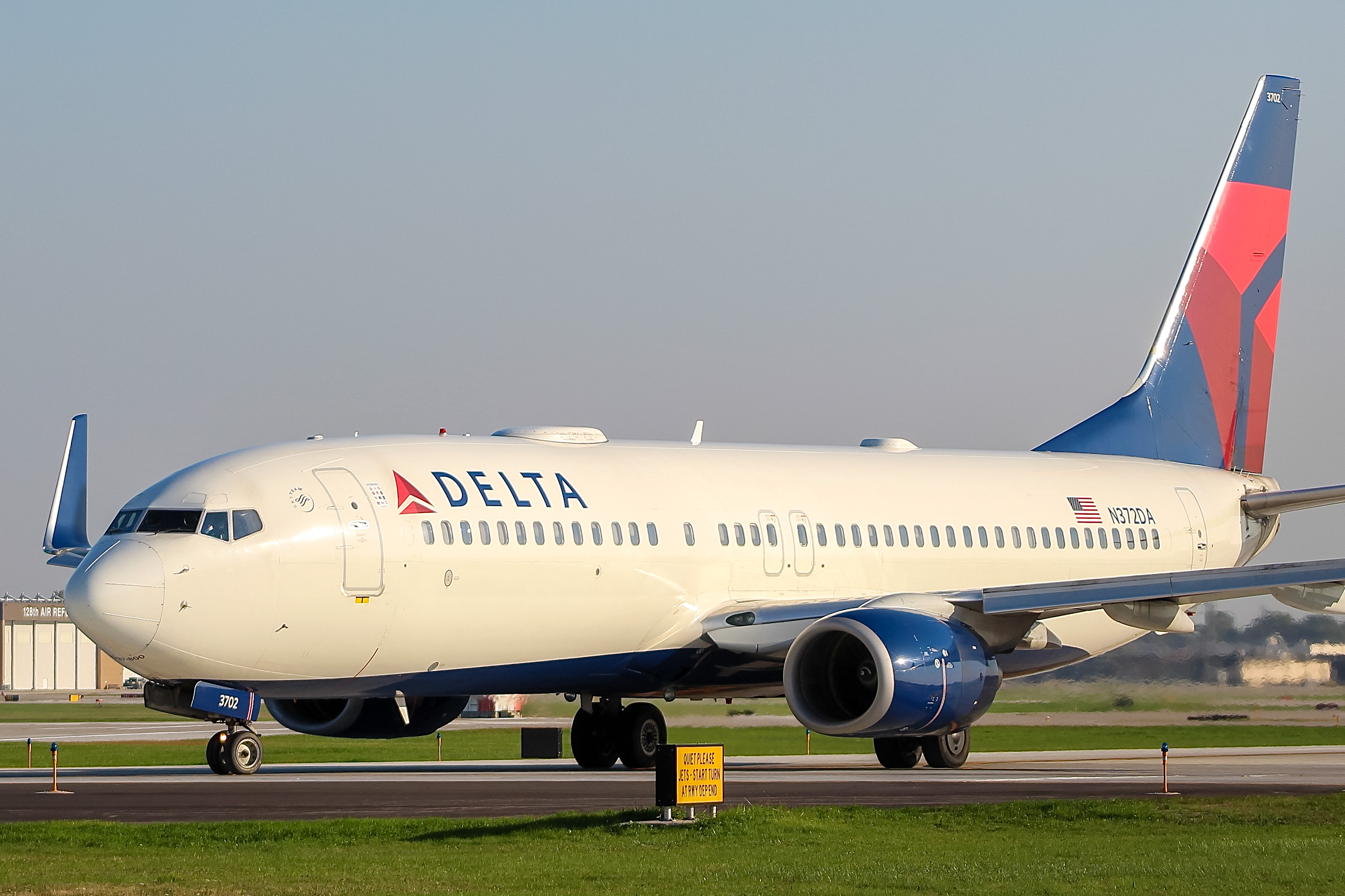 Full size: Delta Airlines Boeing 737-800 N372DA at General Mitchell International Airport