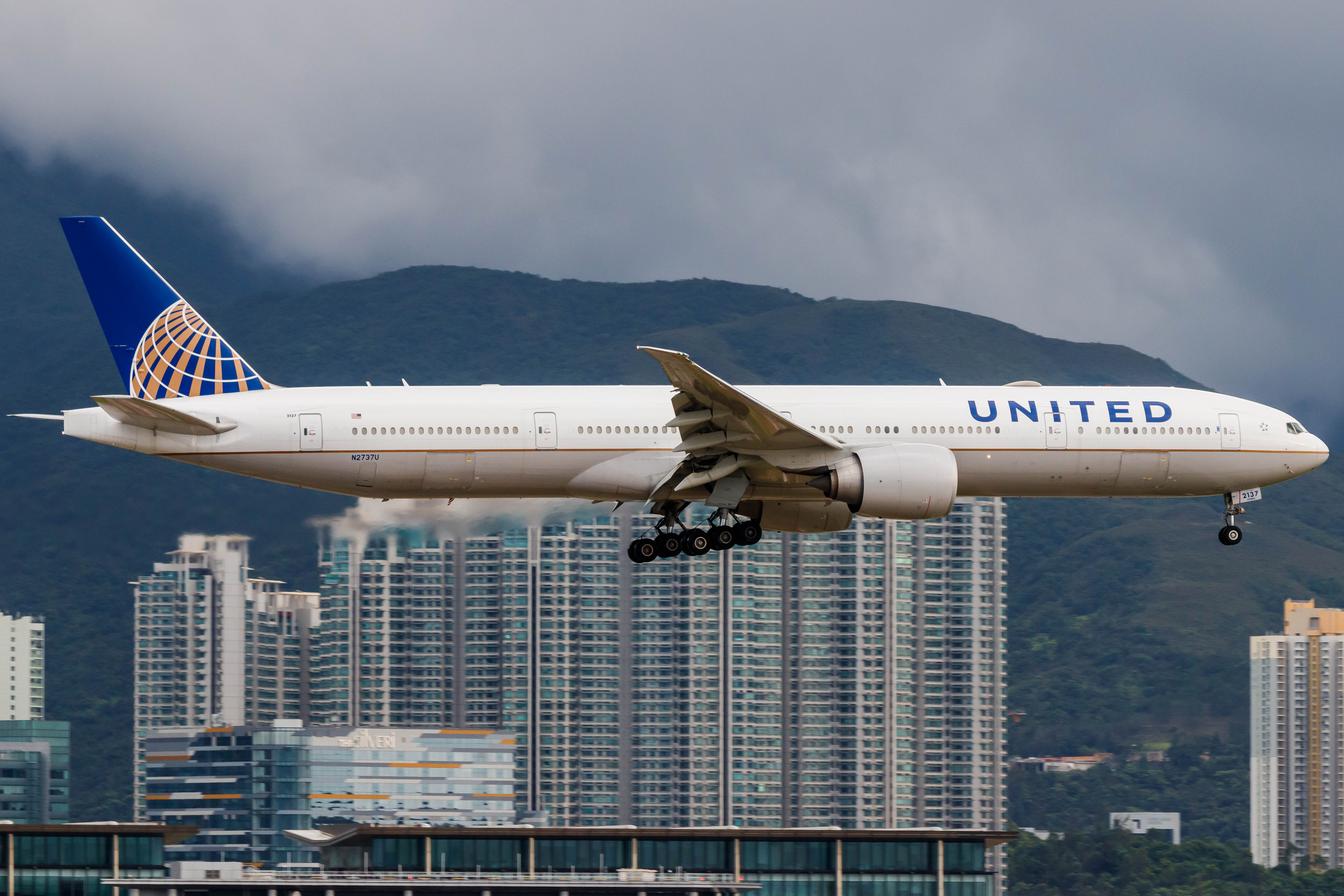 Full size: United Airlines Boeing 777-300ER N2737U at Hong Kong International Airport