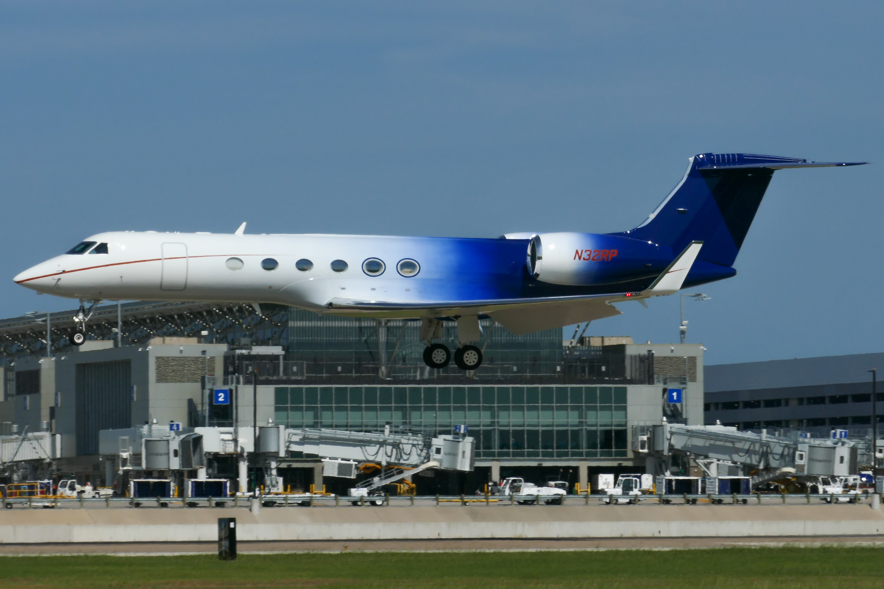 Full size: PRIVATE Gulfstream V N32RP at Austin-Bergstrom International Airport