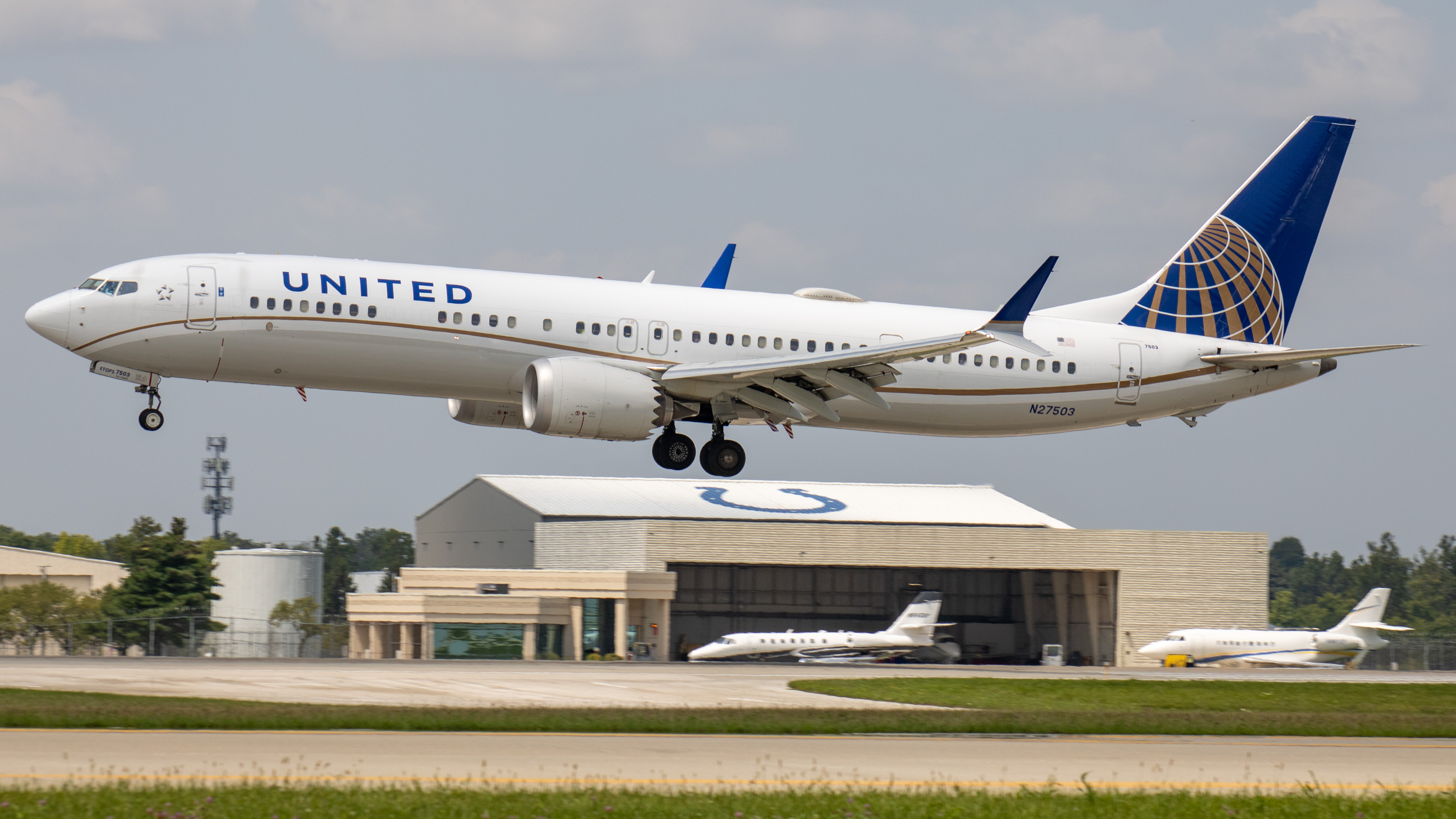 Full size: United Airlines Boeing 737 MAX 9 N27503 at Indianapolis International Airport