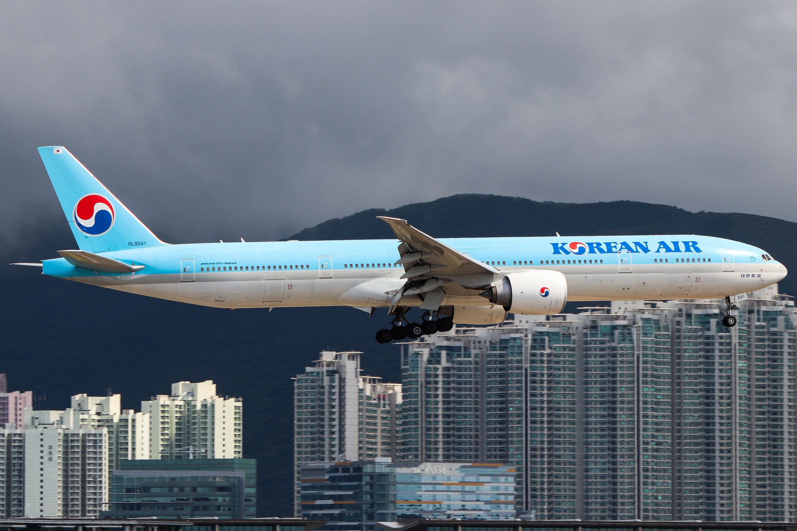 Full size: Korean Air Boeing 777-300 HL8041 at Hong Kong International Airport