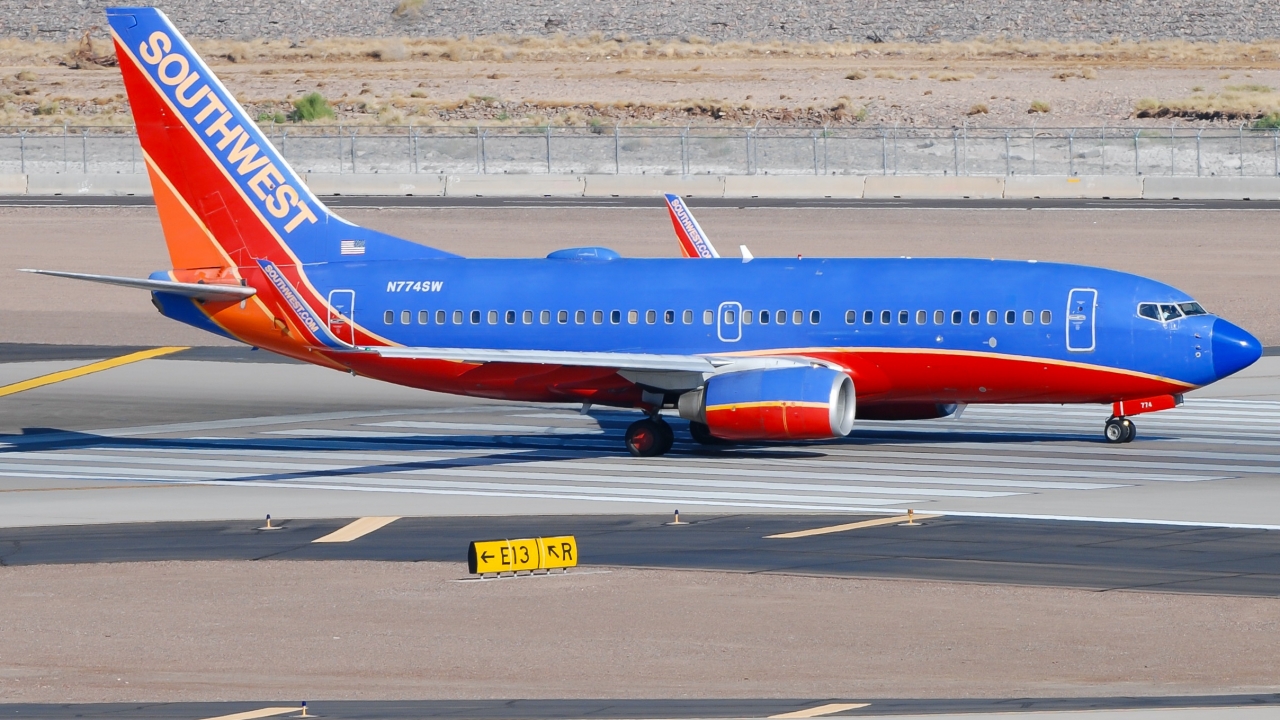 Full size: Southwest Airlines Boeing 737-700 N774SW at Phoenix Sky Harbor International Airport