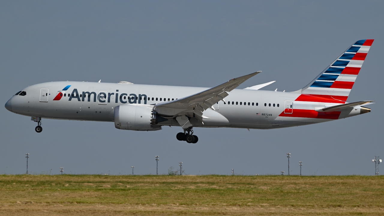 Full size: American Airlines Boeing 787-8 N872AN at Dallas-Fort Worth International Airport