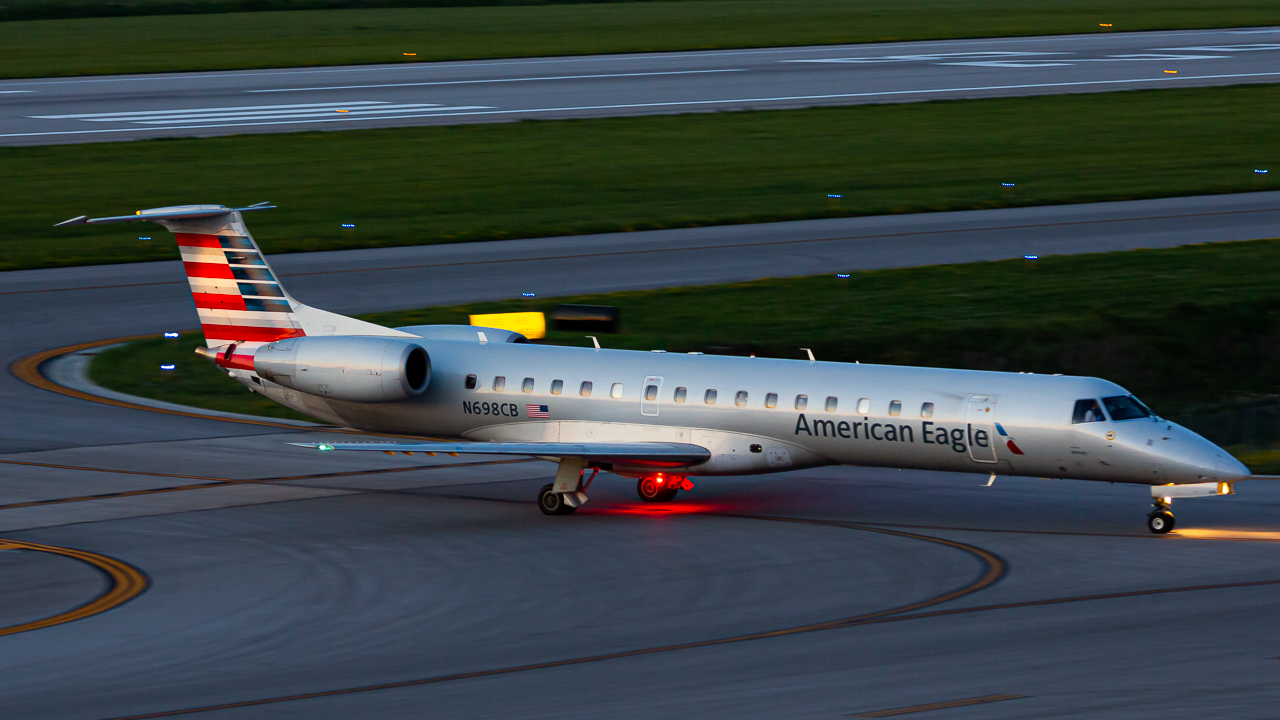 Full size: American Eagle Embraer ERJ145 N698CB at John Glenn Columbus International Airport