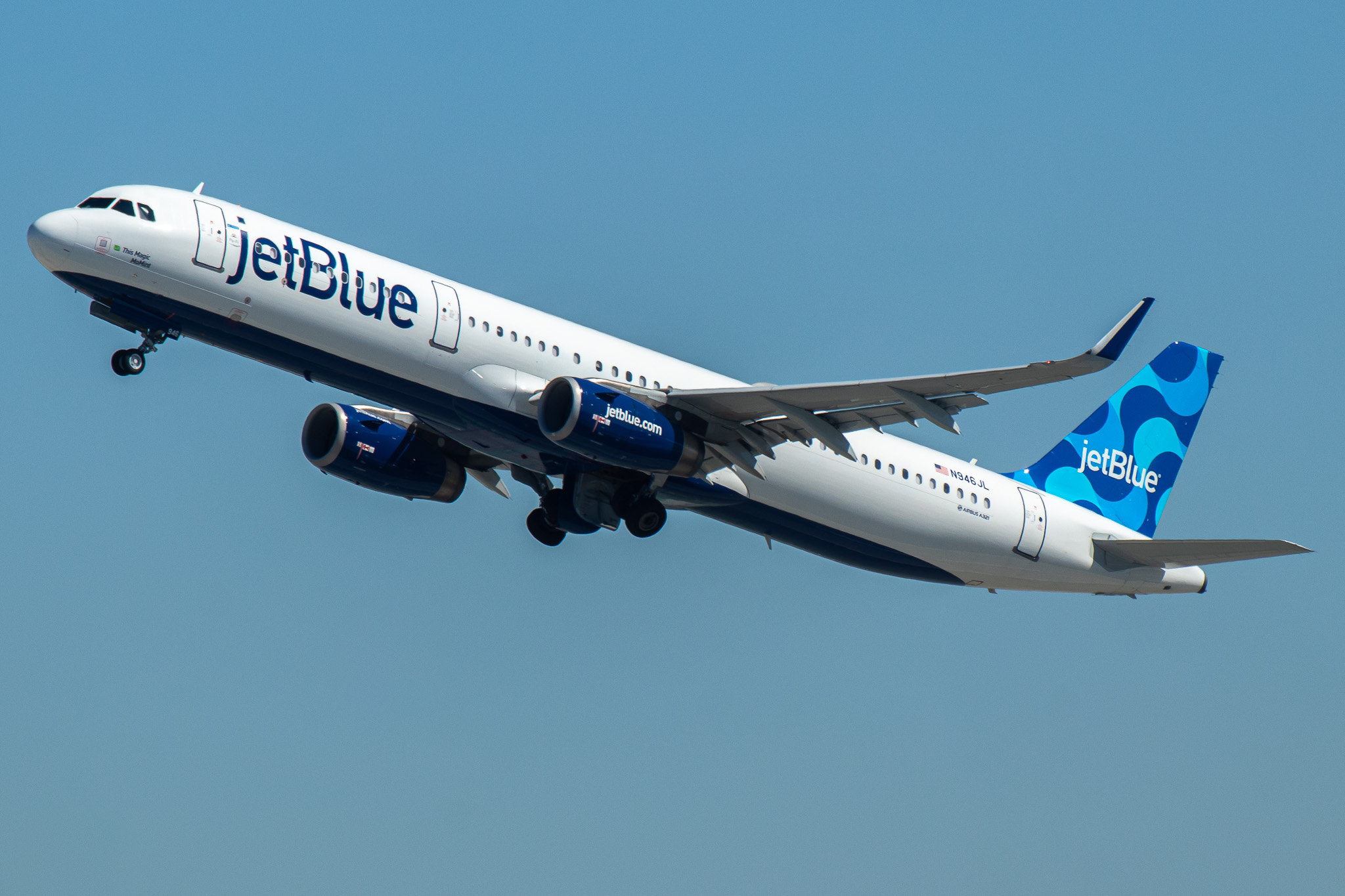 Full size: JetBlue Airways Airbus A321-200 N946JL at Los Angeles International Airport
