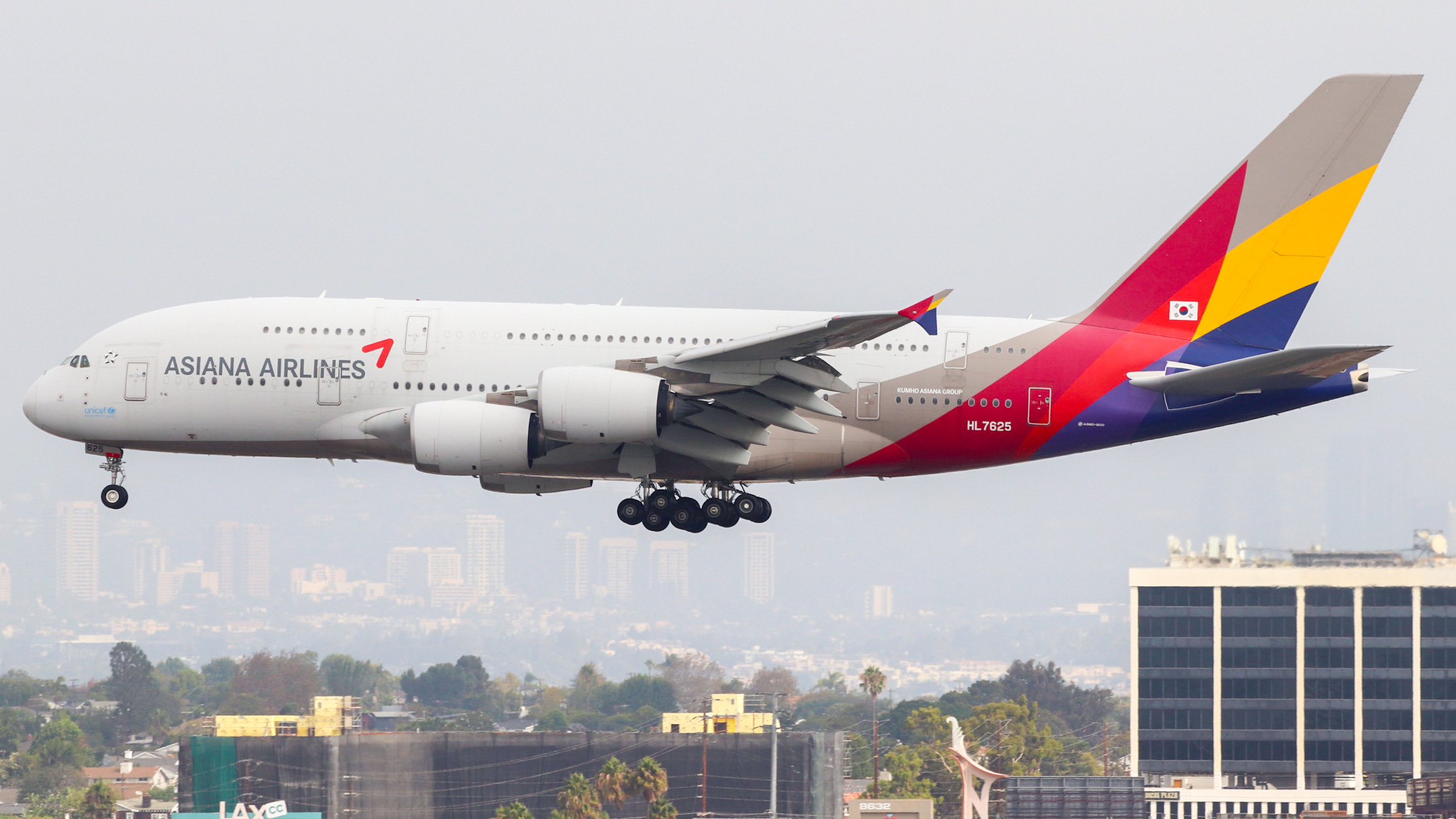 Full size: Asiana Airlines Airbus A380-800 HL7625 at Los Angeles International Airport