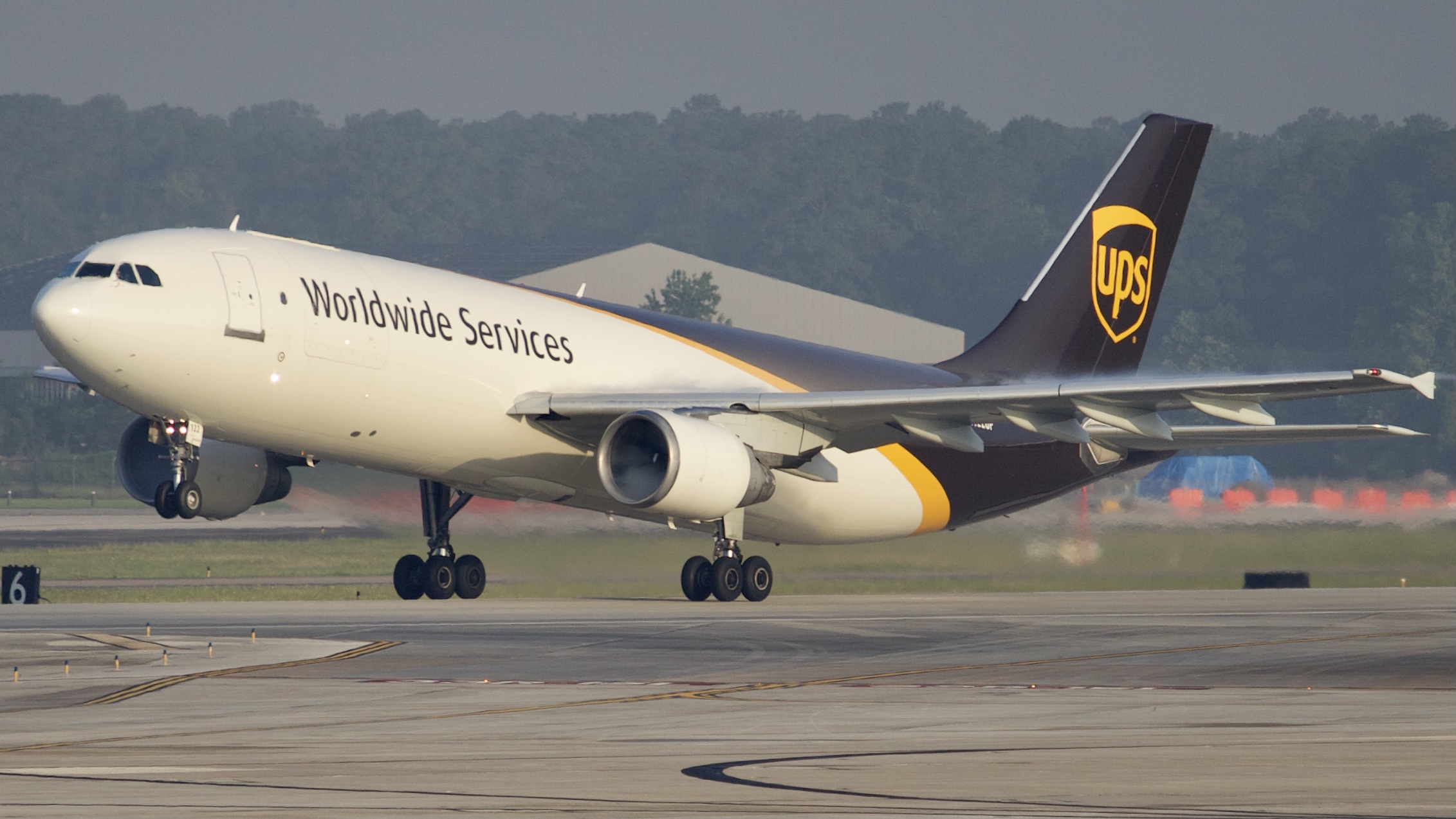Full size: United Parcel Service Airbus A300F-600R N122UP at Houston-George Bush Intercontinental Airport