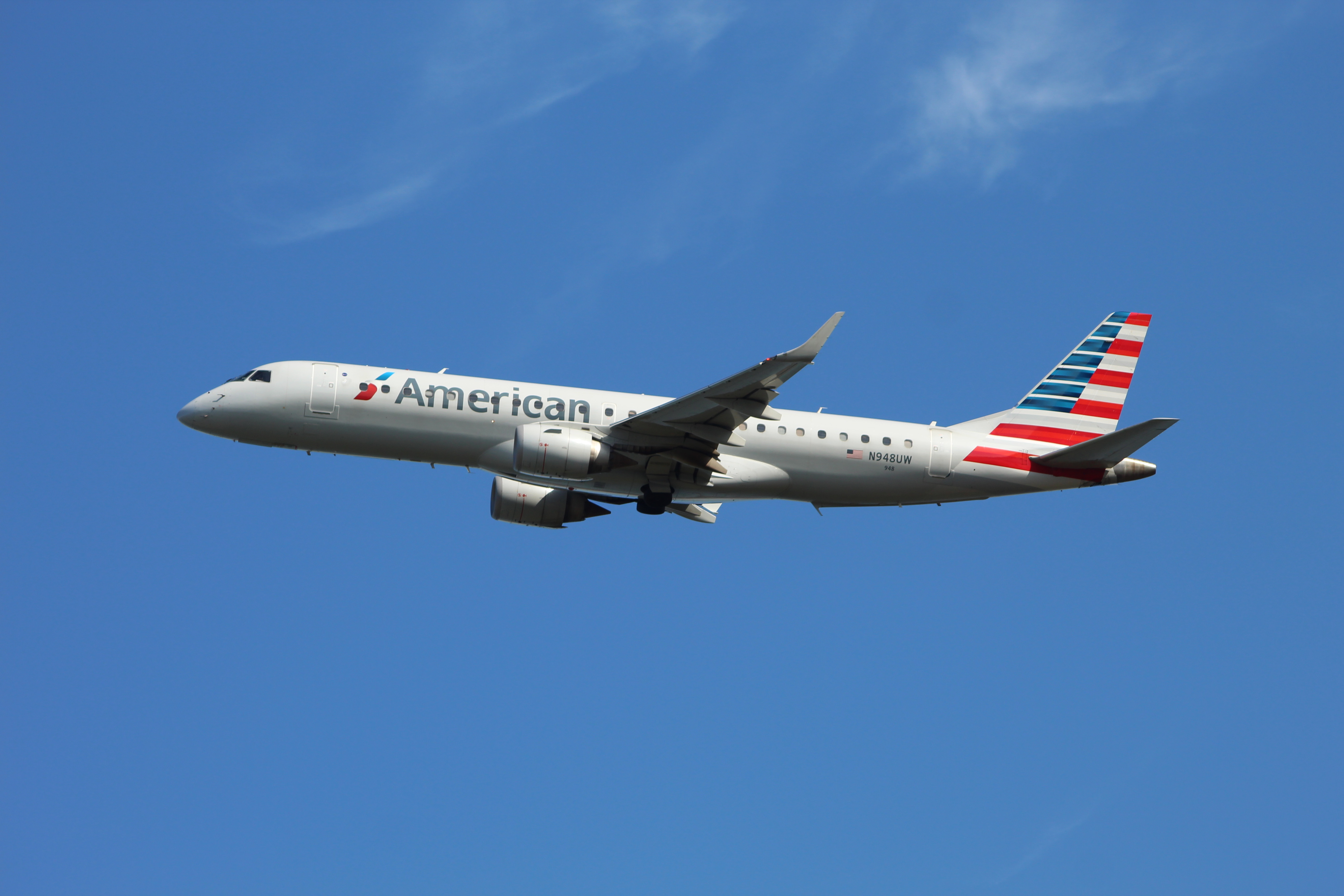 Full size: American Airlines Embraer E190 N948UW at Ronald Reagan National Airport