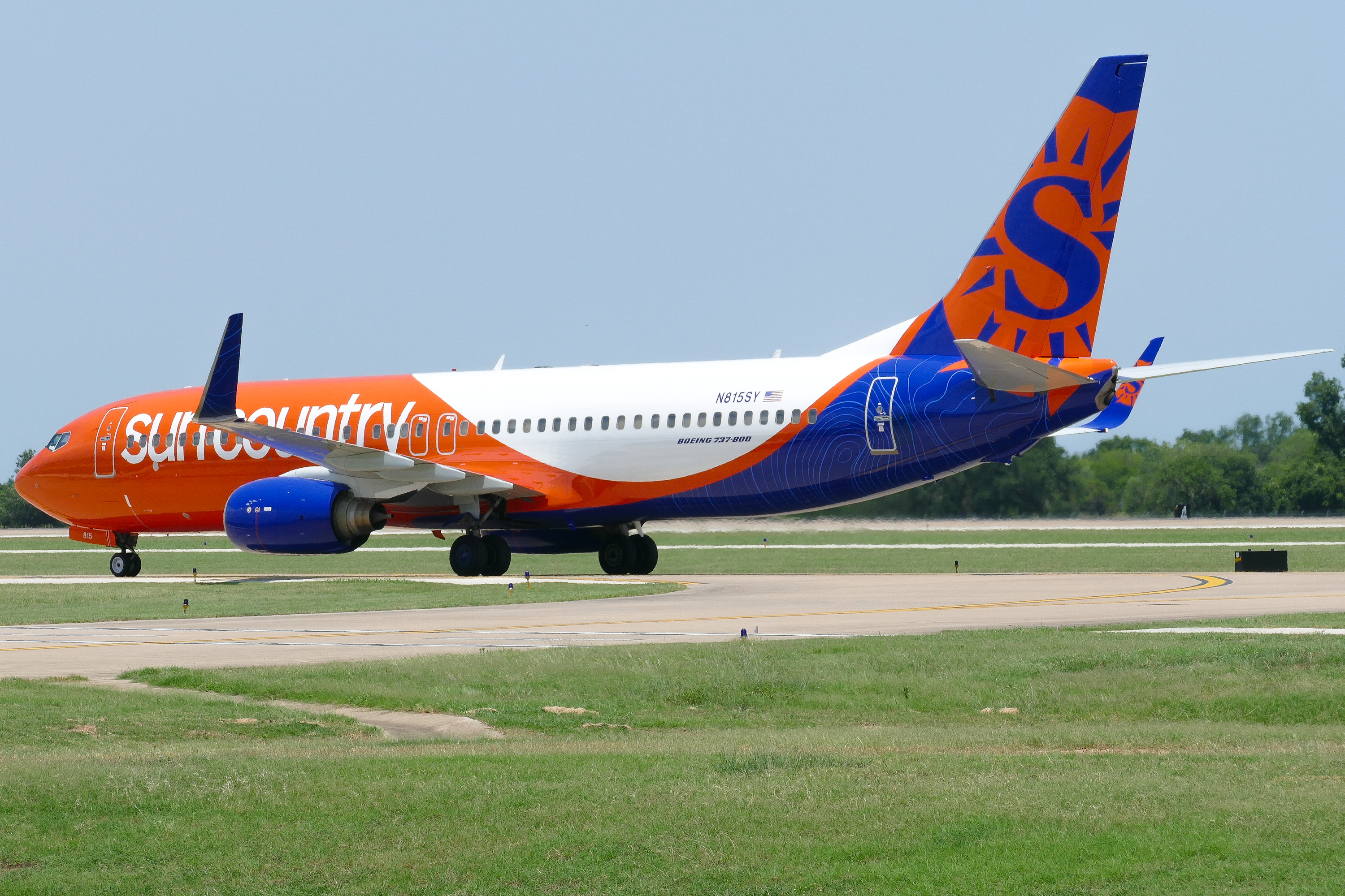 Full size: Sun Country Airlines Boeing 737-800 N815SY at Austin-Bergstrom International Airport