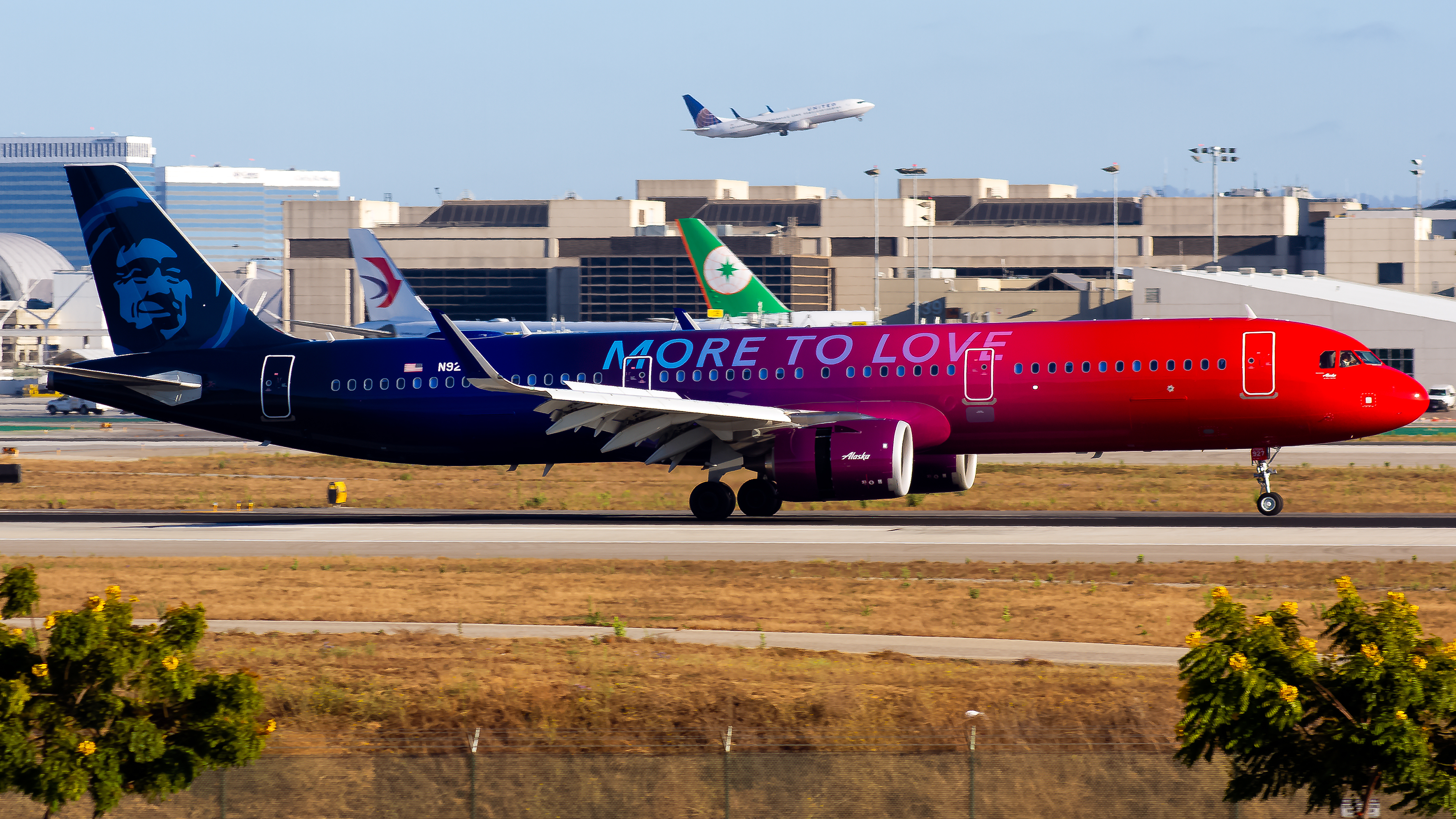 Full size: Alaska Airlines Airbus A321NEO N927VA at Los Angeles International Airport