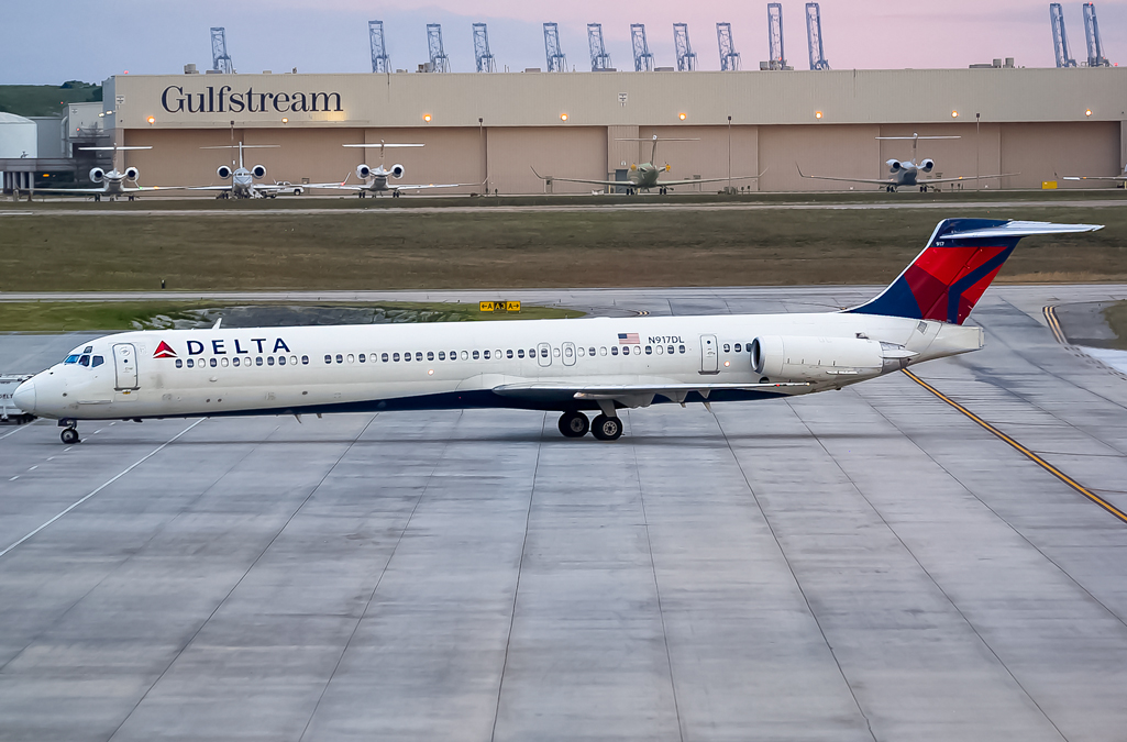 Full size: Delta Airlines McDonnell Douglas MD-88 N917DL at Savannah/Hilton Head International Airport