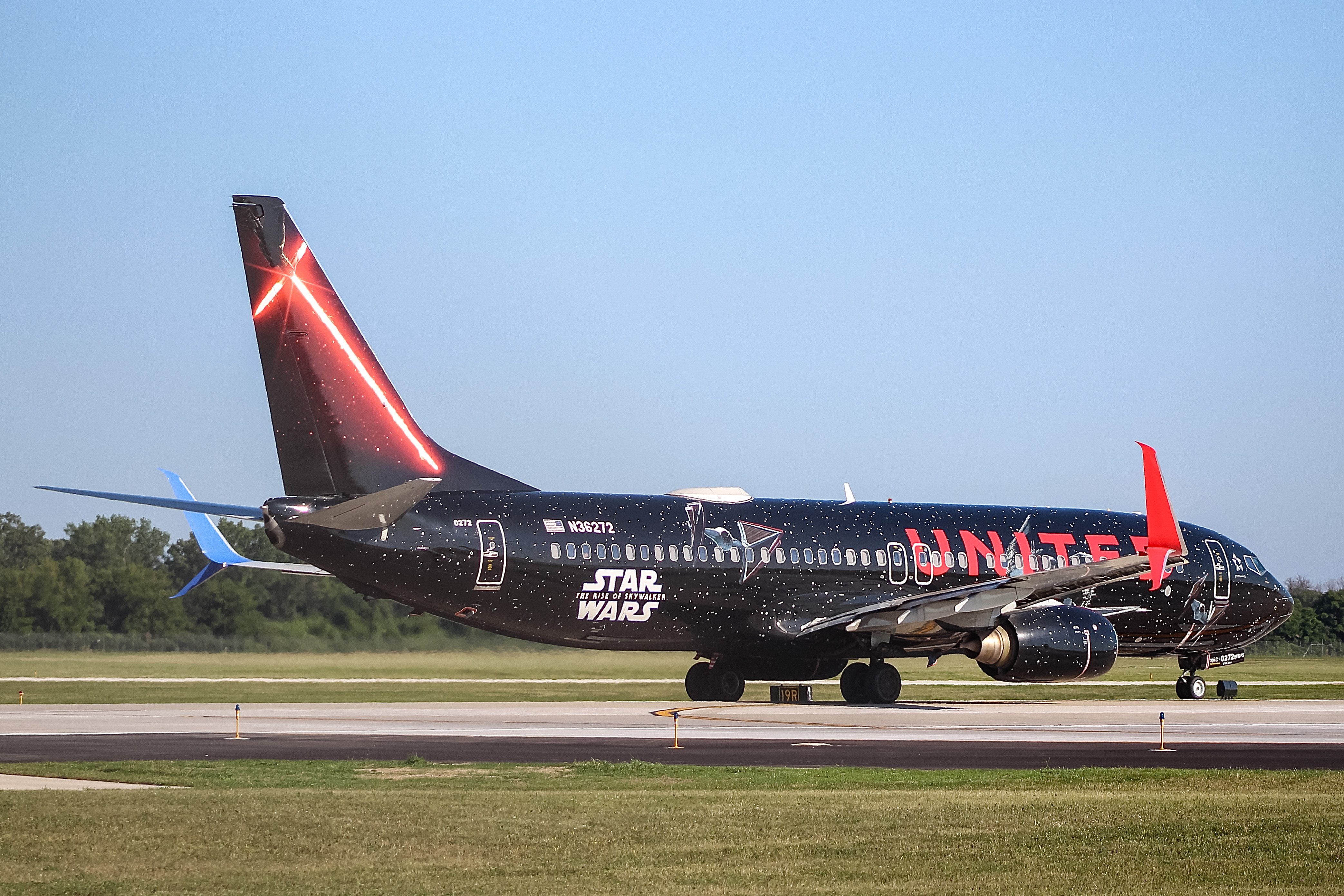 Full size: United Airlines Boeing 737-800 N36272 at General Mitchell International Airport