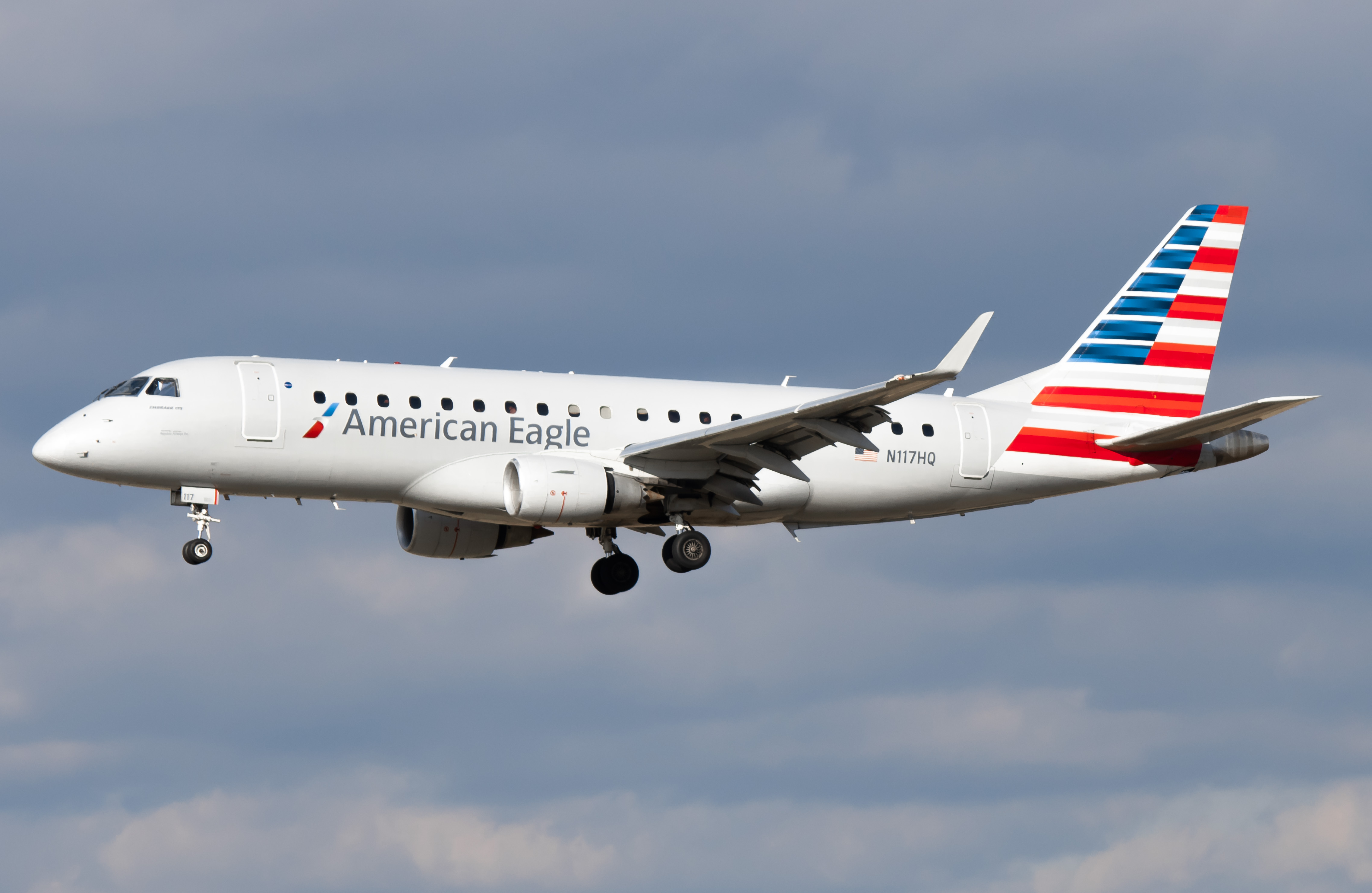 Full size: American Eagle Embraer E175 N117HQ at Philadelphia International Airport