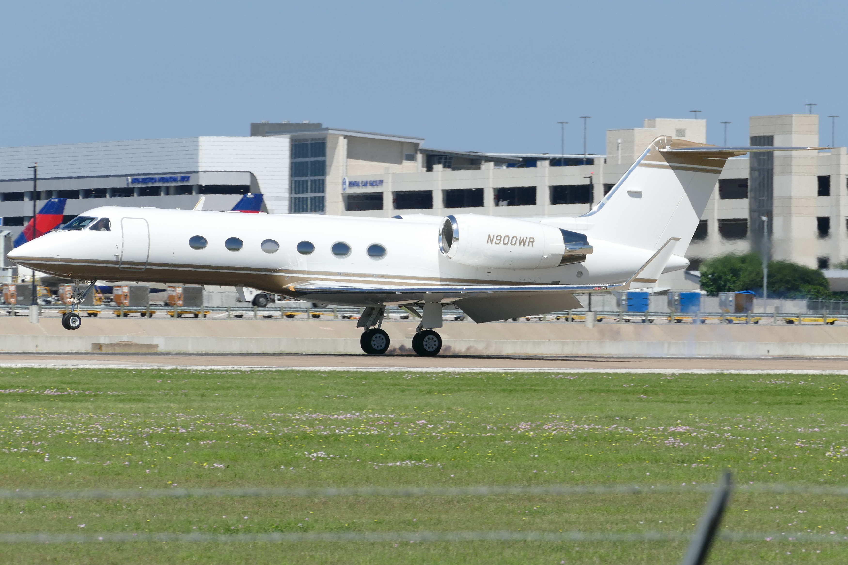 Full size: PRIVATE Gulfstream IV N900WR at Austin-Bergstrom International Airport