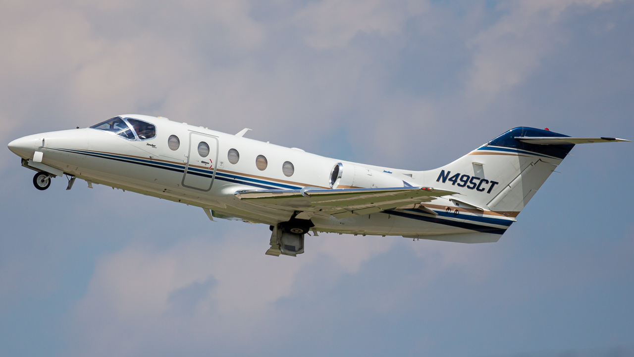 Full size: Atlas Air Ventures Hawker Beechcraft 400XP N495CT at Ohio State University Airport