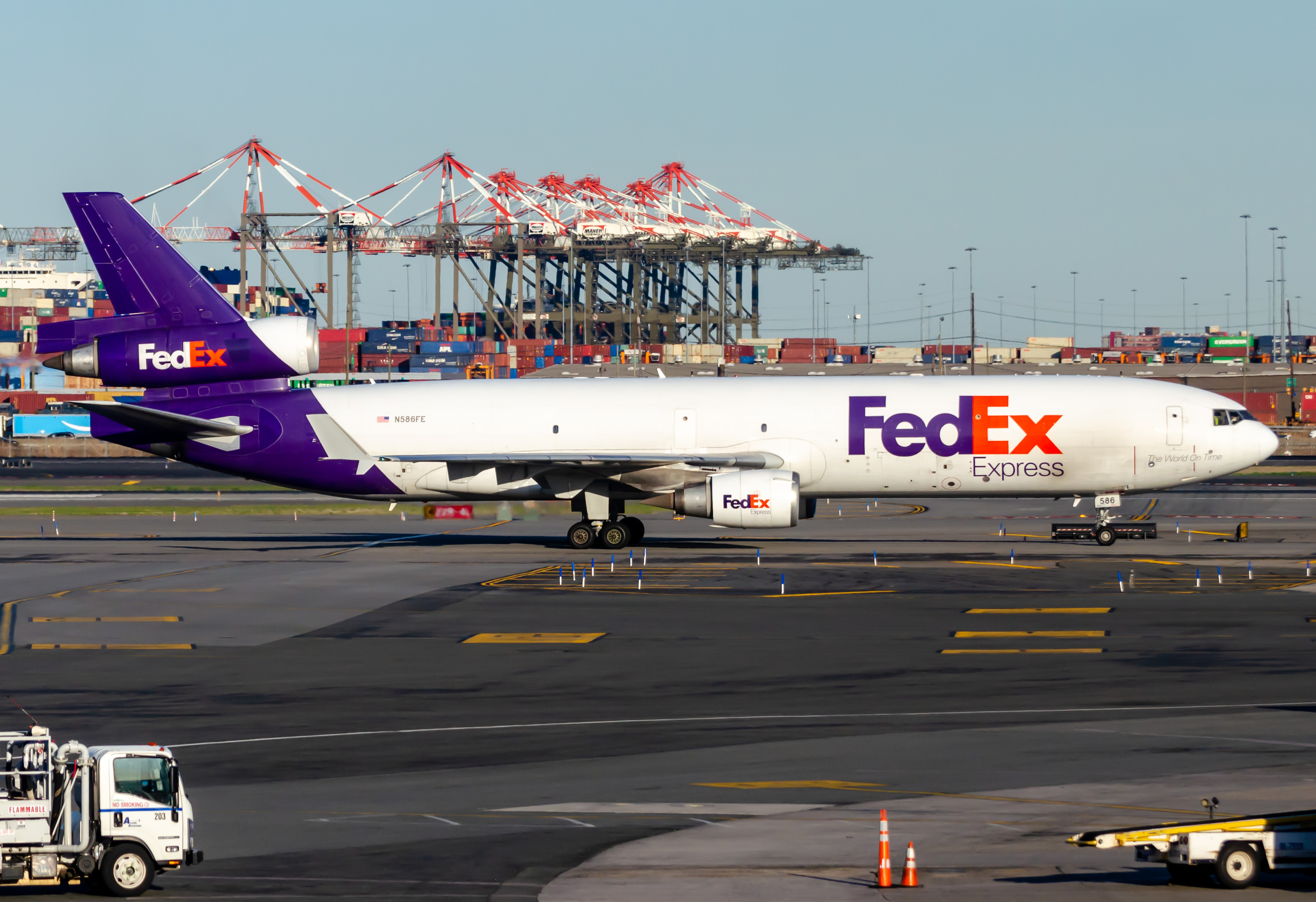 Full size: FedEx McDonnell Douglas MD-11F N586FE at Newark Liberty International Airport