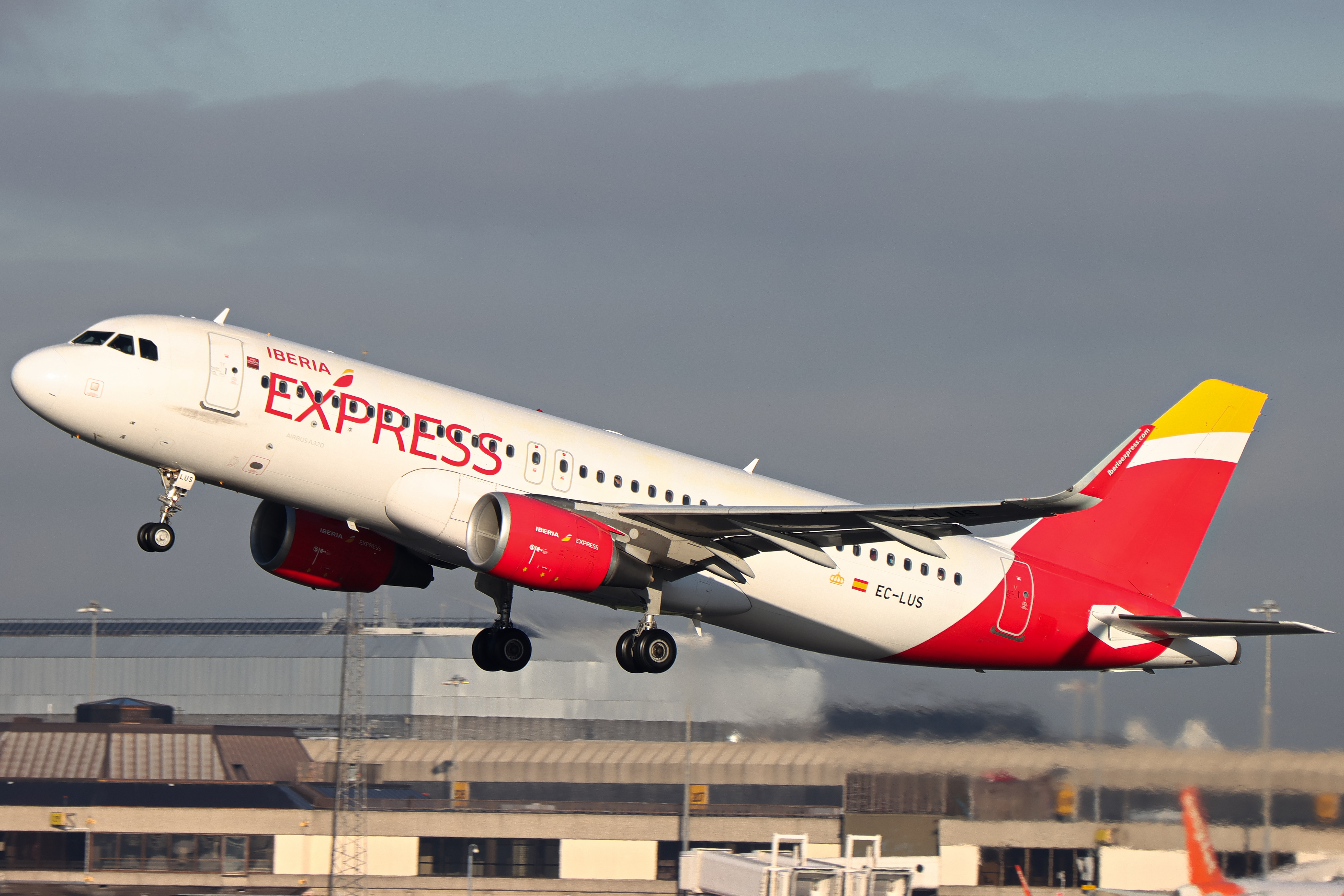 Full size: Iberia Express Airbus A320 EC-LUS at Manchester Airport