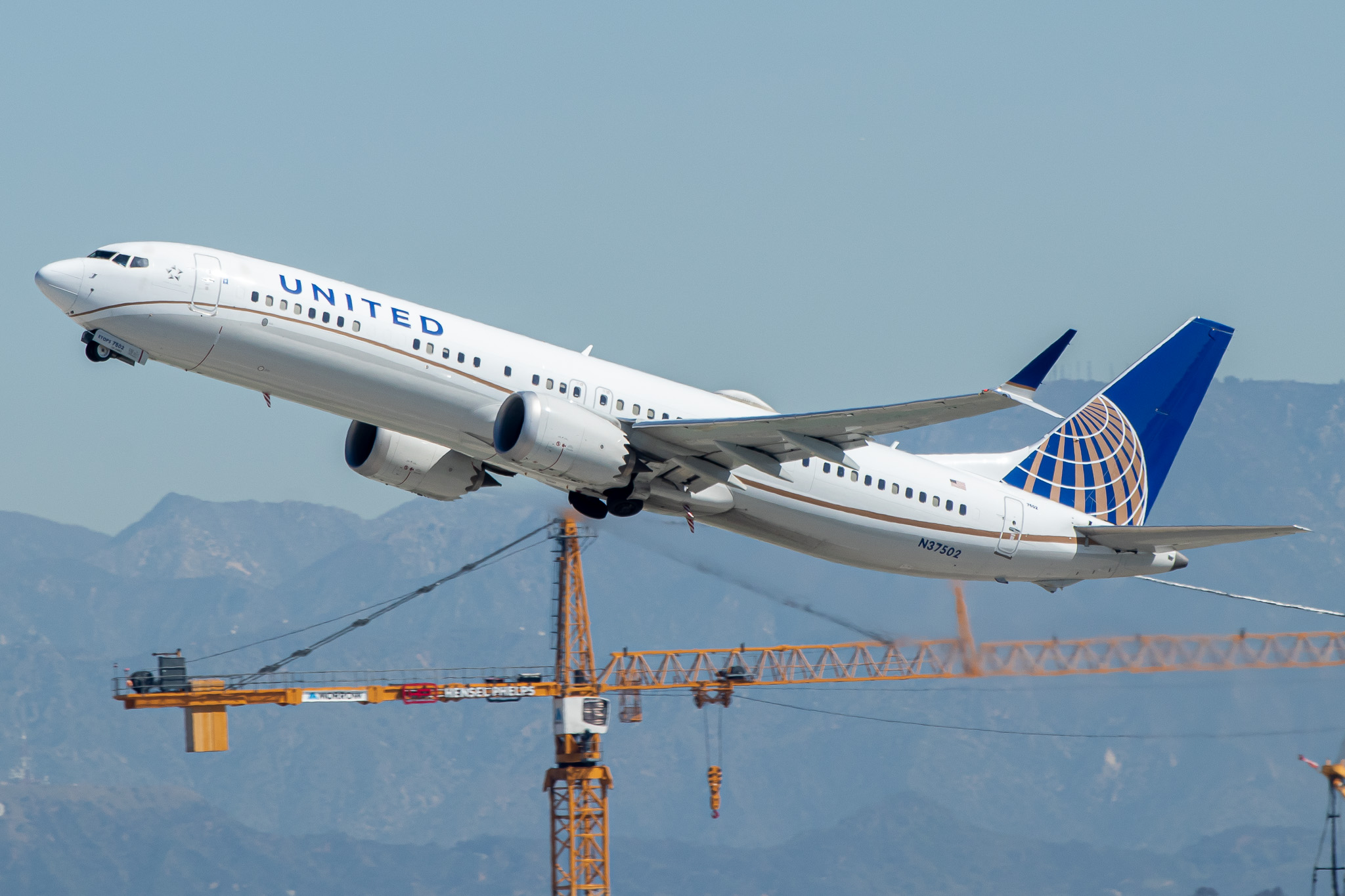 Full size: United Airlines Boeing 737 MAX 9 N37502 at Los Angeles International Airport