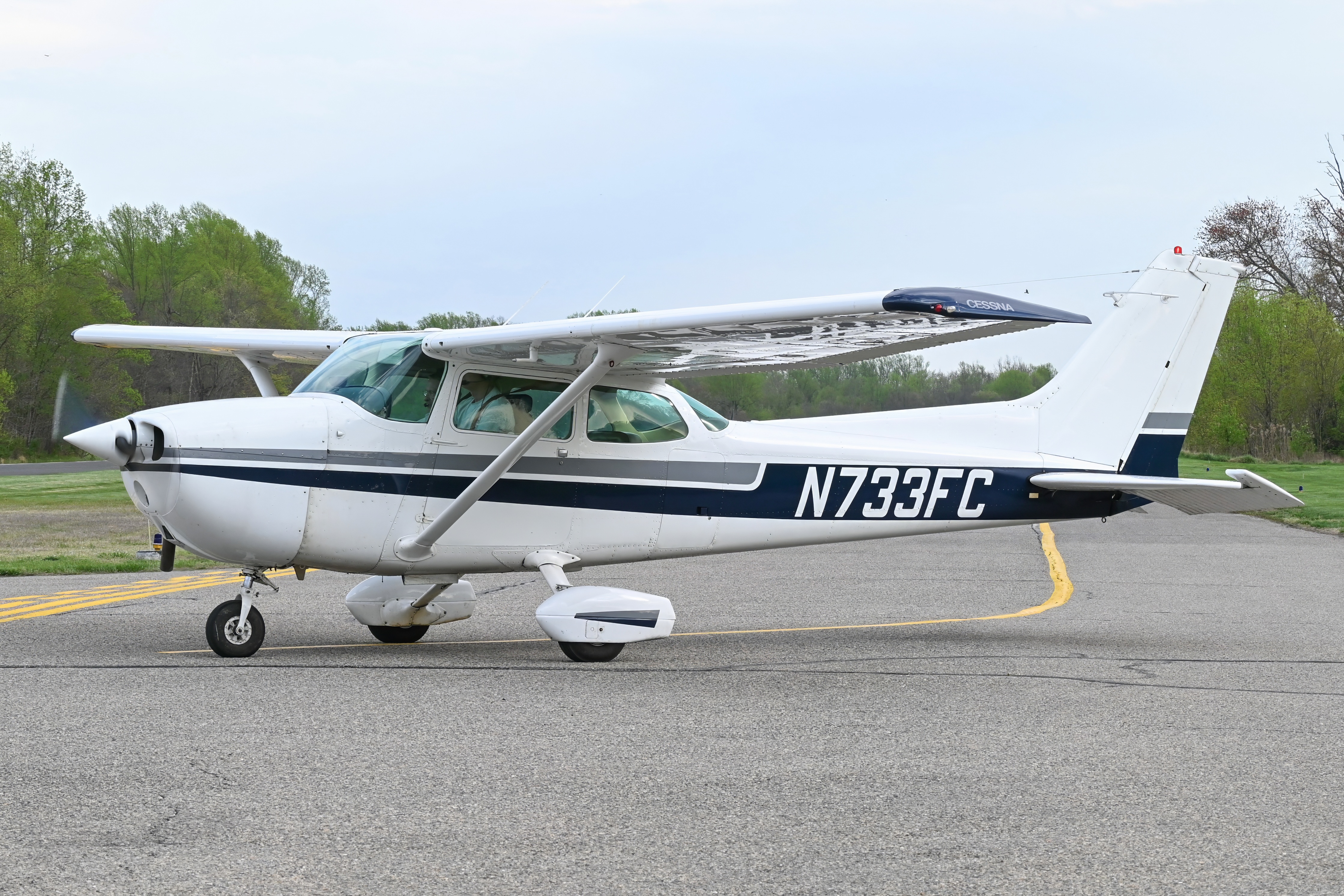 Full size: PRIVATE Cessna 172 N733FC at Flying W Airport