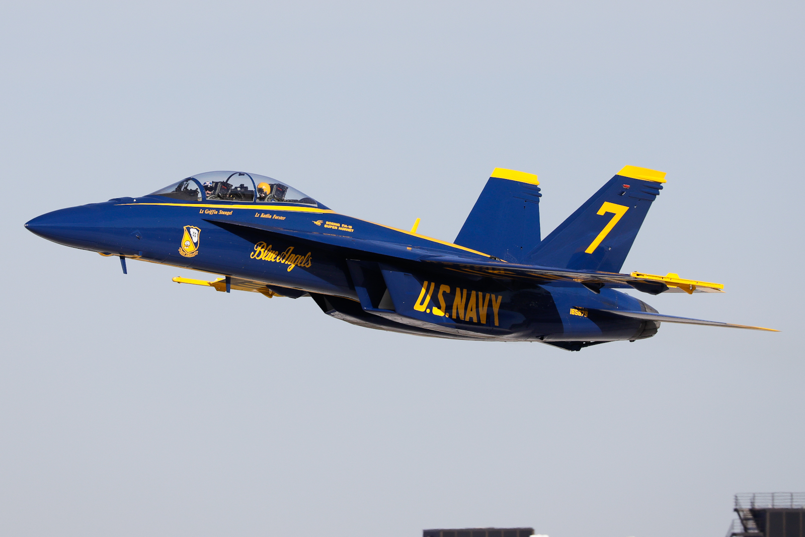 Full size: US Navy Boeing F/A-18E/F Super Hornet 165679 at General Mitchell International Airport