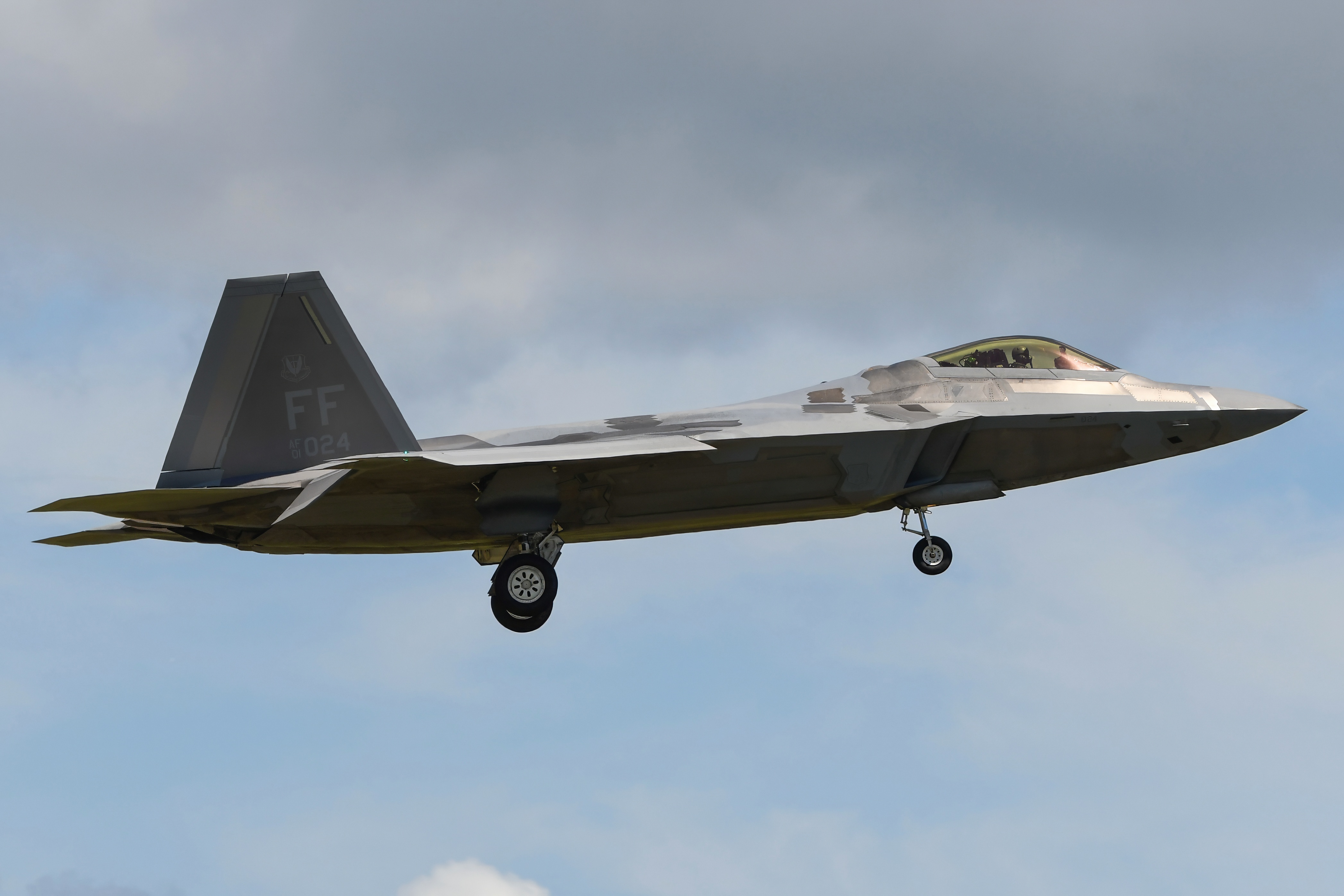 Full size: USAF - United States Air Force Lockheed Martin F-22A Raptor 01-0024 at Langley Air Force Base