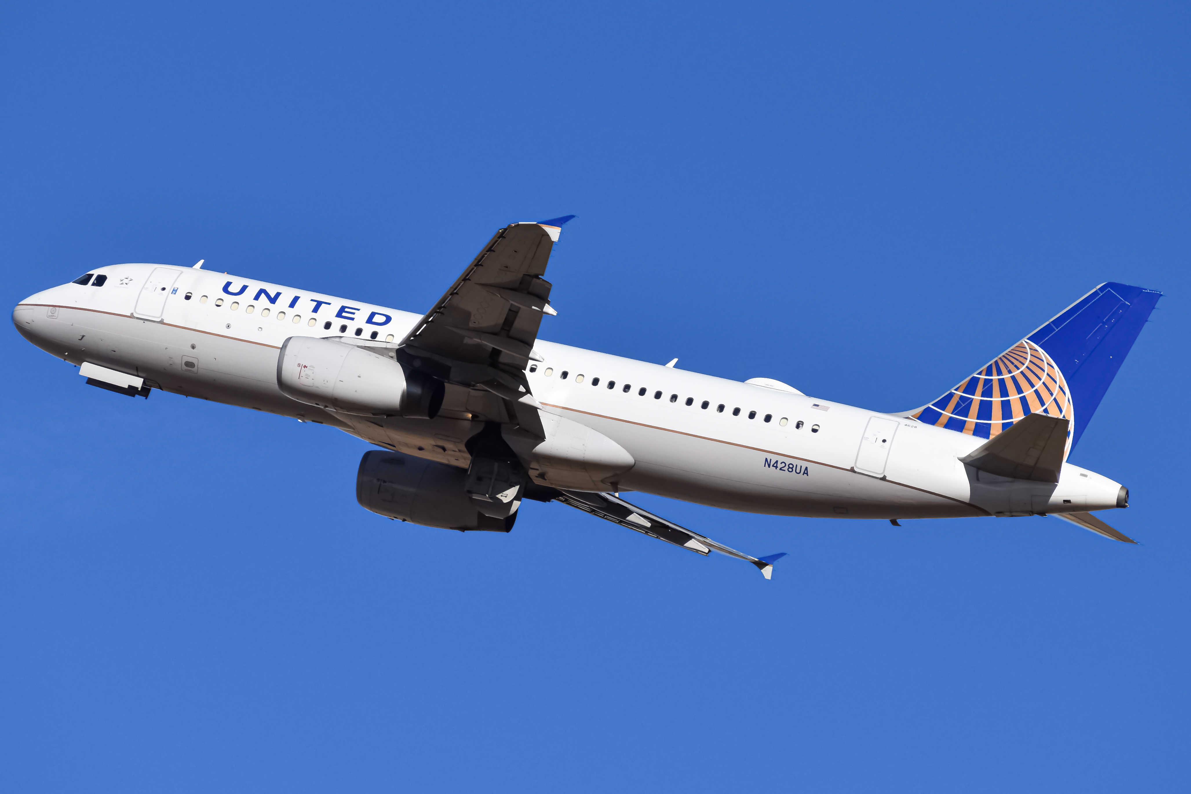 Full size: United Airlines Airbus A320 N428UA at Denver International Airport