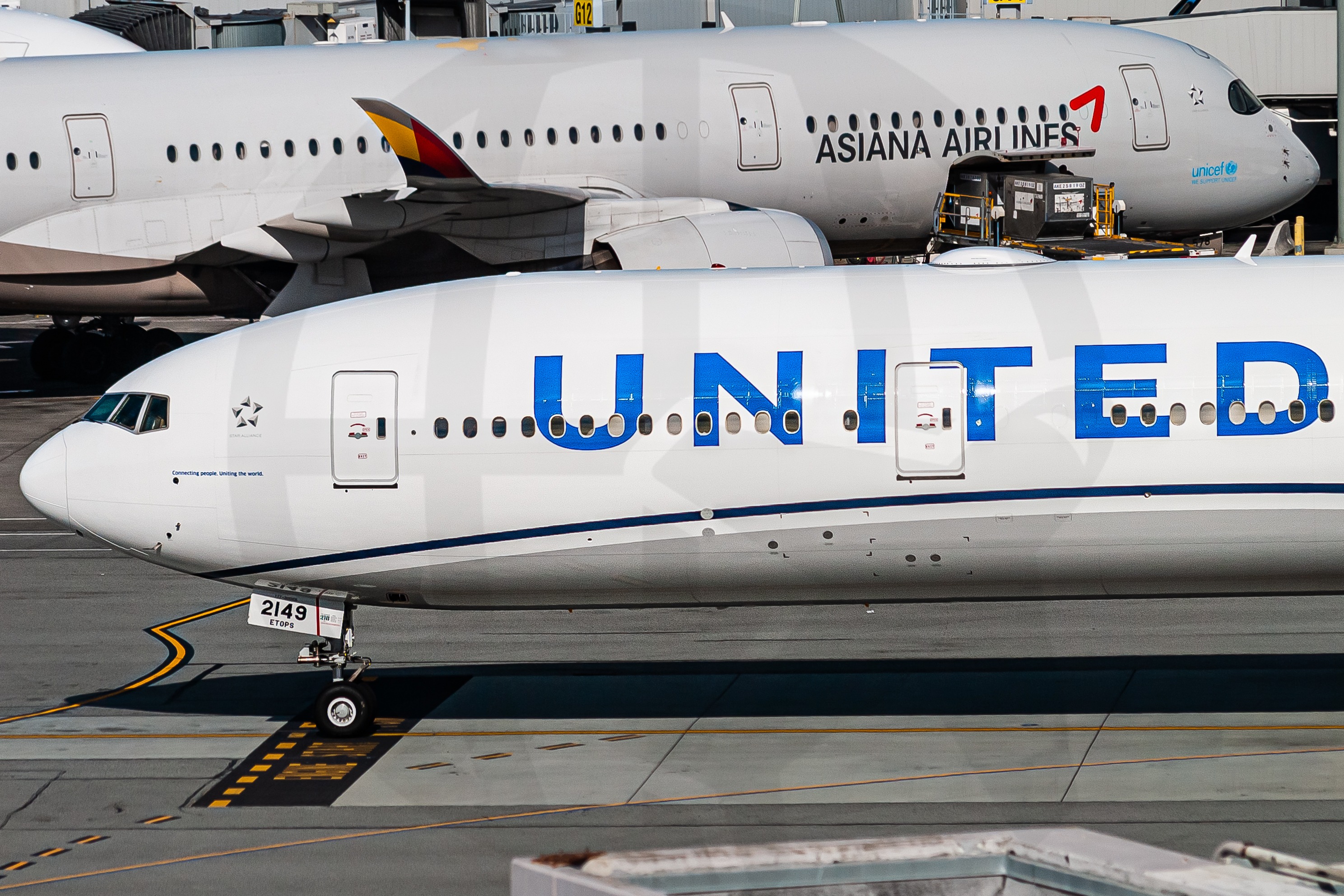 Full size: United Airlines Boeing 777-300ER N2749U at San Francisco International Airport