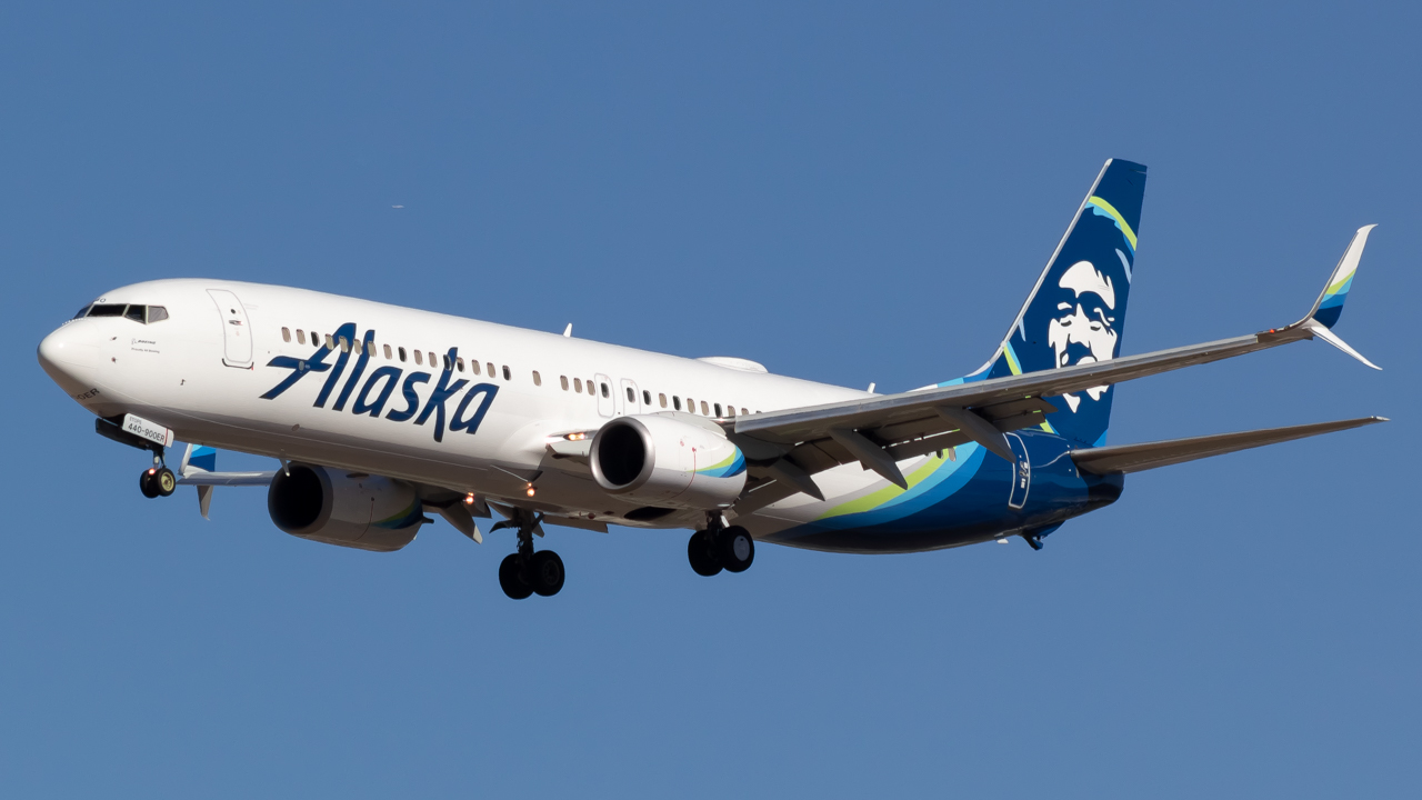Full size: Alaska Airlines Boeing 737-900ER N440AS at Los Angeles International Airport