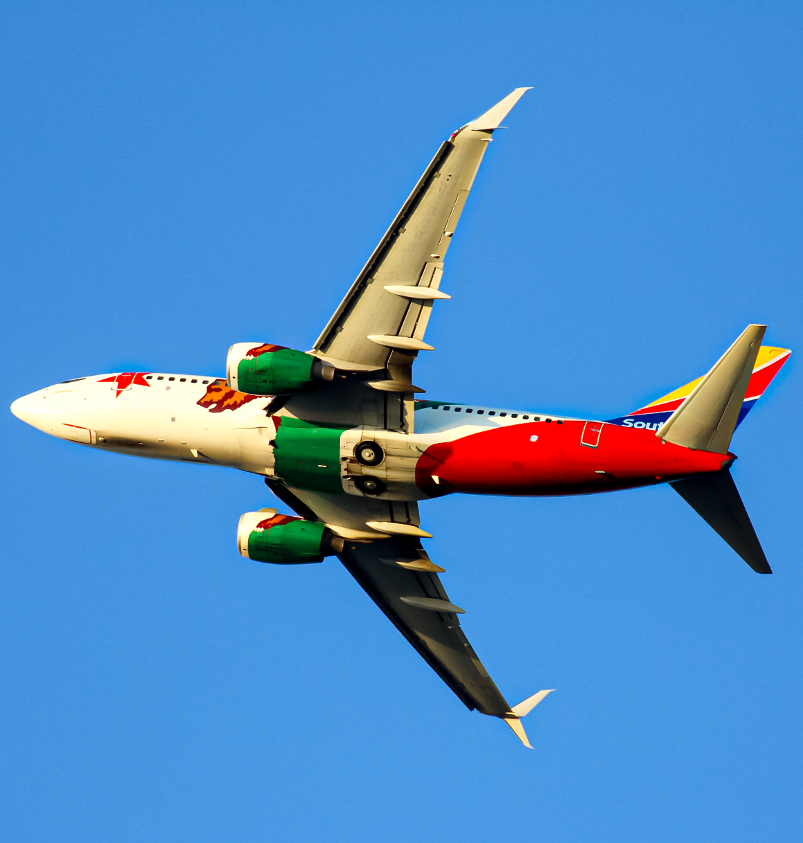 Full size: Southwest Airlines Boeing 737-700 N943WN at San Diego International Airport