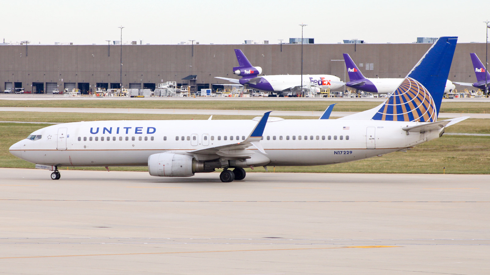 Full size: United Airlines Boeing 737-800 N17229 at Indianapolis International Airport