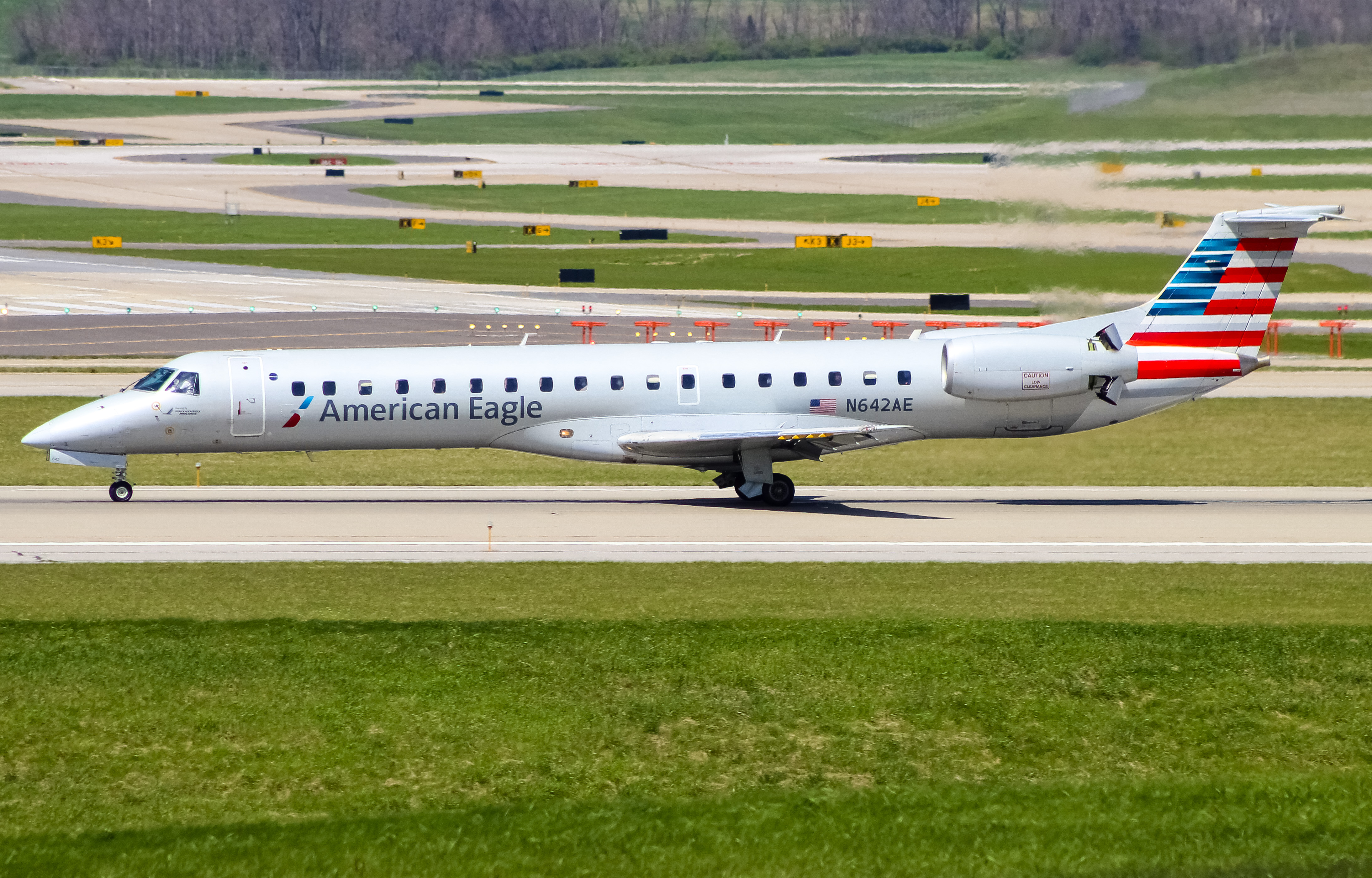 Full size: American Eagle Embraer ERJ145 N642AE at Cincinnati/Northern Kentucky International Airport