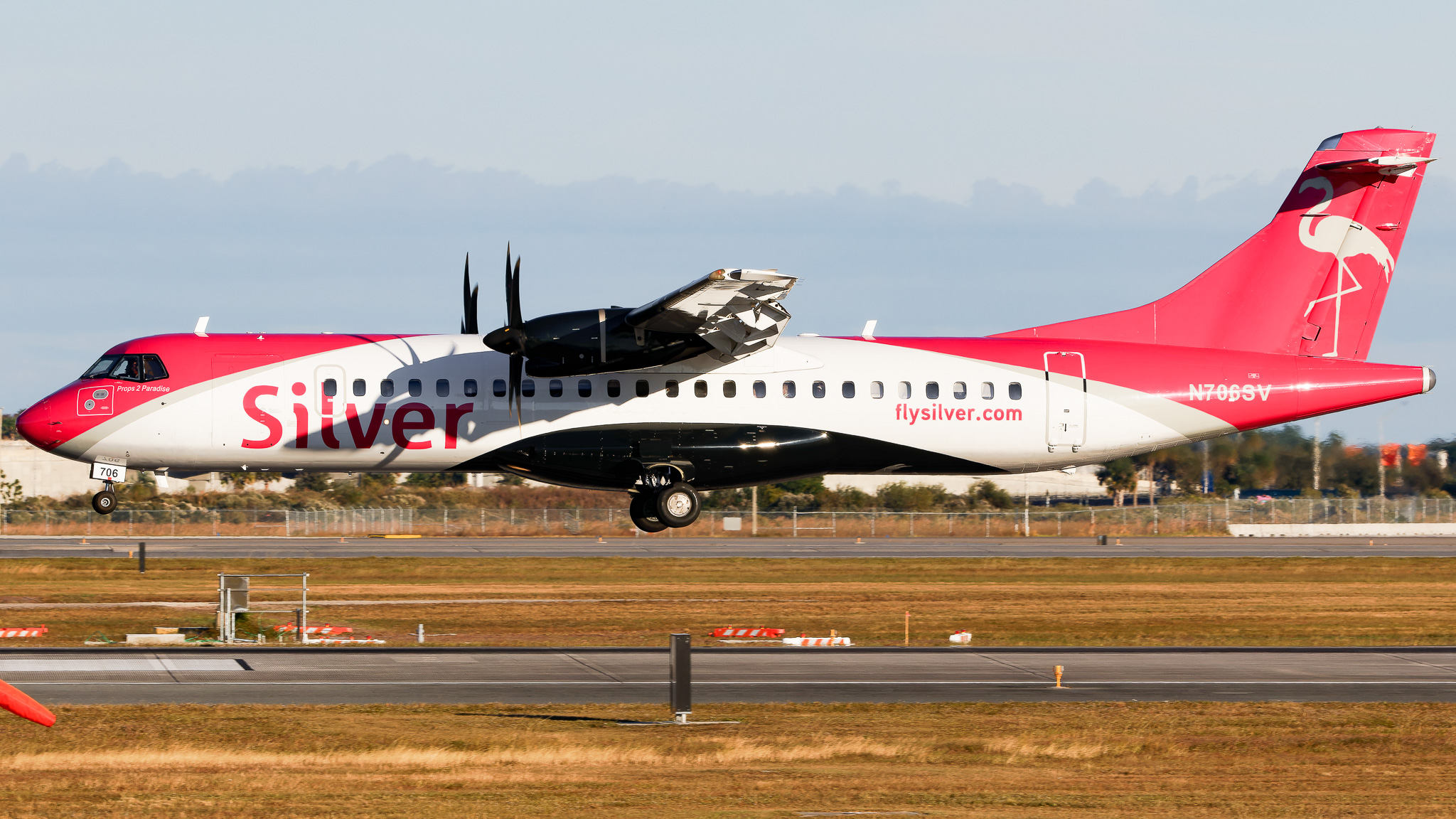 Full size: Silver Airways ATR 72-600 N709SV at Orlando International Airport