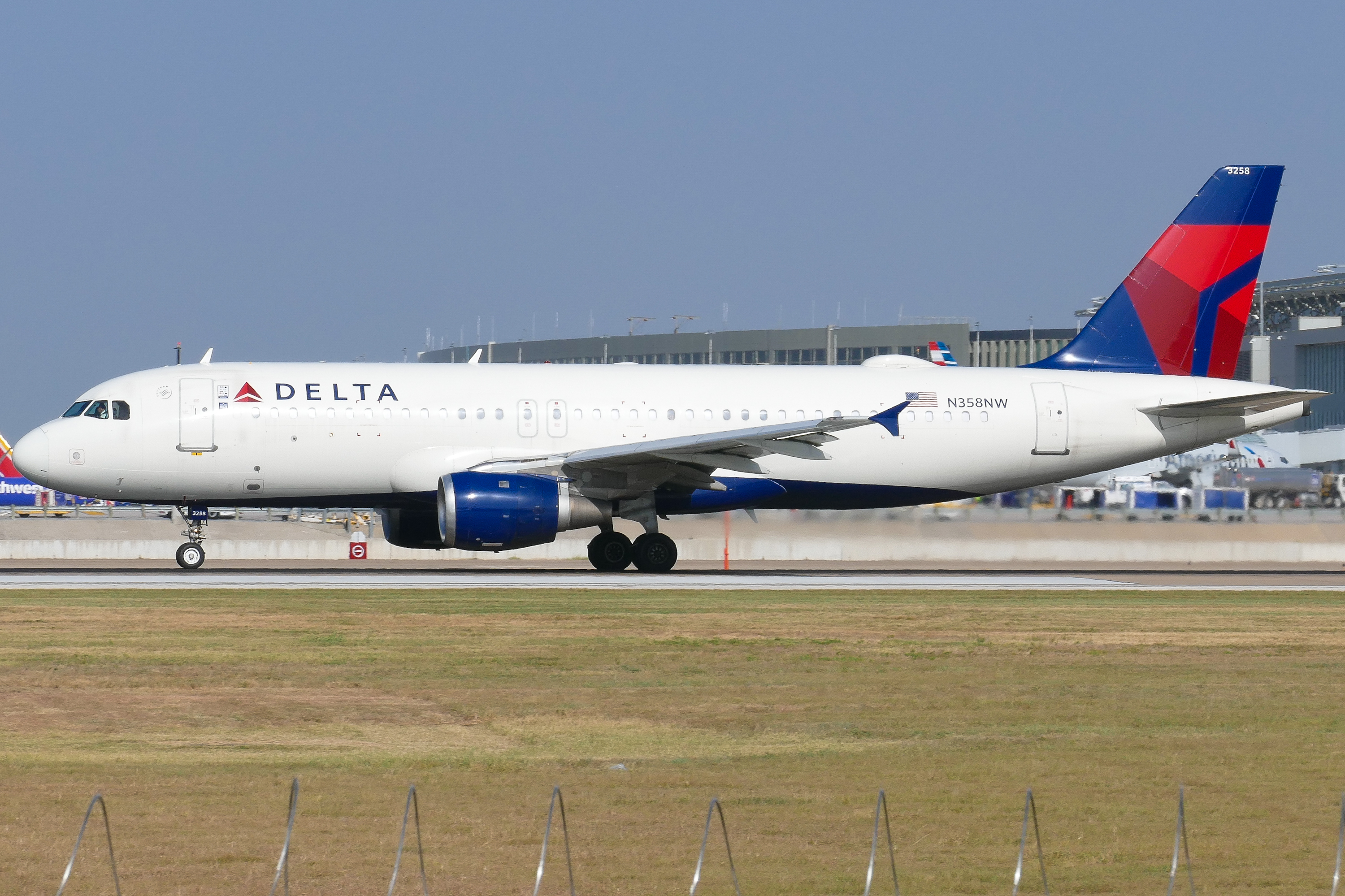 Full size: Delta Airlines Airbus A320 N358NW at Austin-Bergstrom International Airport