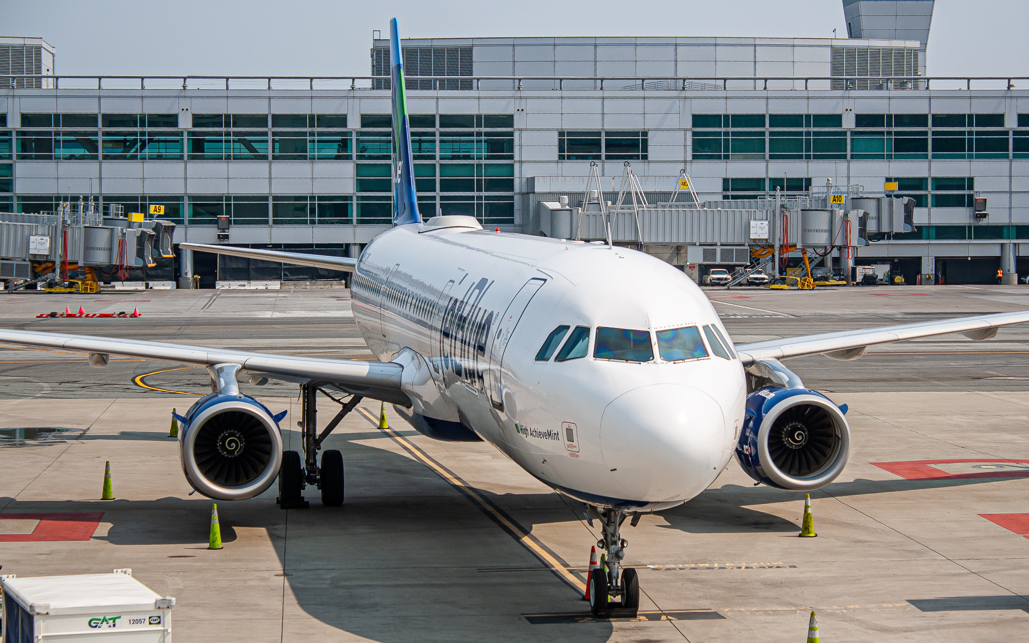 Full size: JetBlue Airways Airbus A321-200 N979JT at San Francisco International Airport