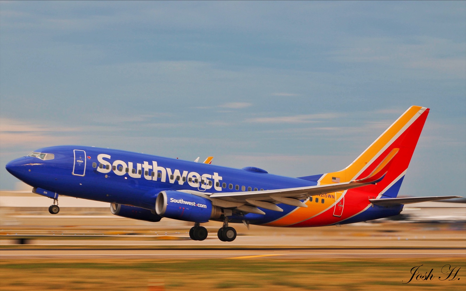 Full size: Southwest Airlines Boeing 737-700 N215WN at Dallas Love Field Airport