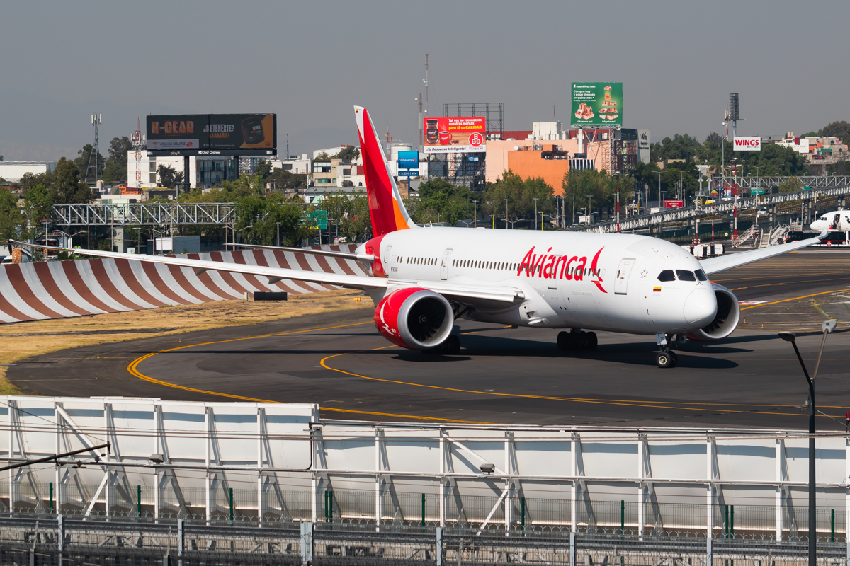 Full size: Avianca Boeing 787-8 N782AV at Mexico City International Airport