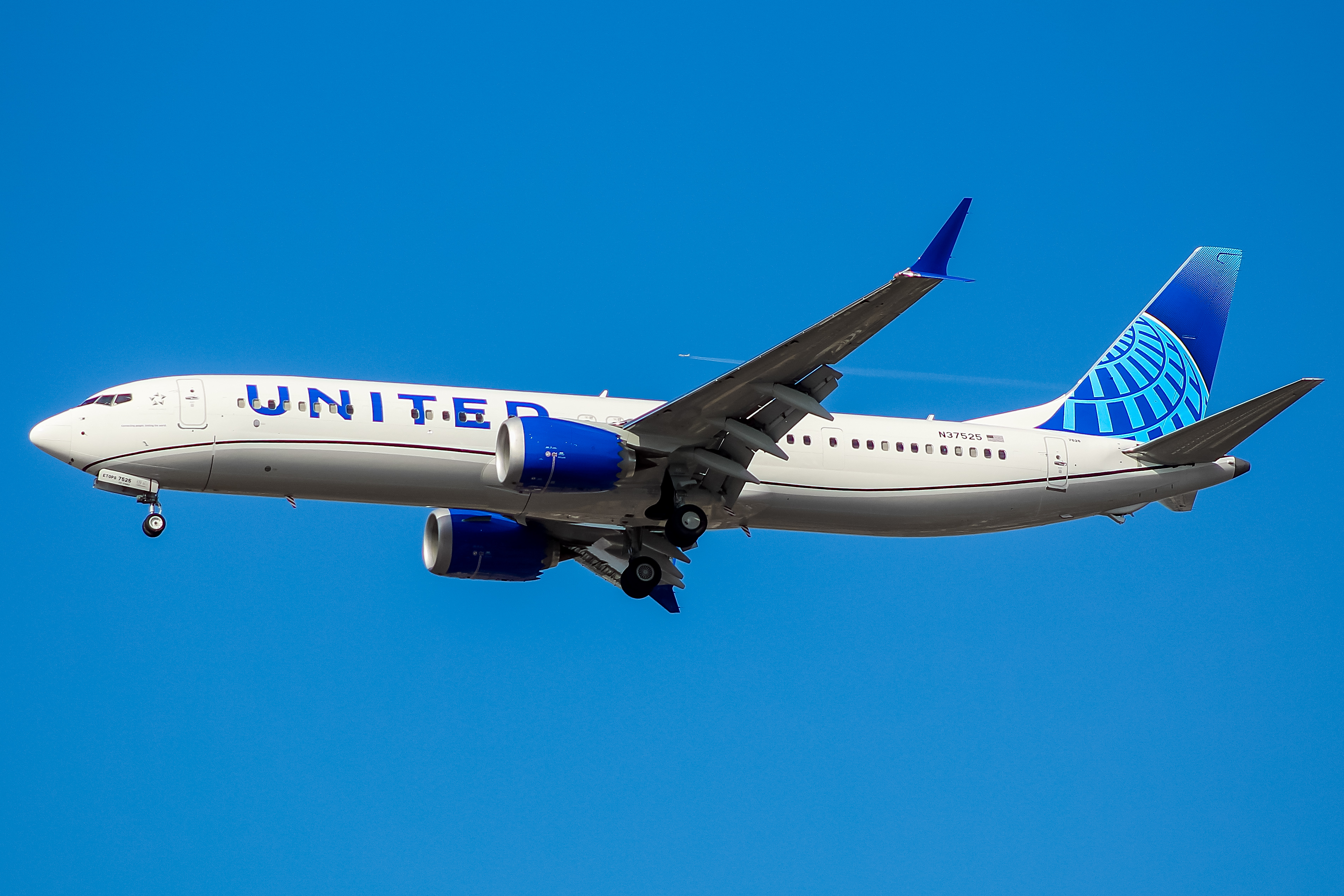 Full size: United Airlines Boeing 737 MAX 9 N37525 at Chicago O'Hare International Airport