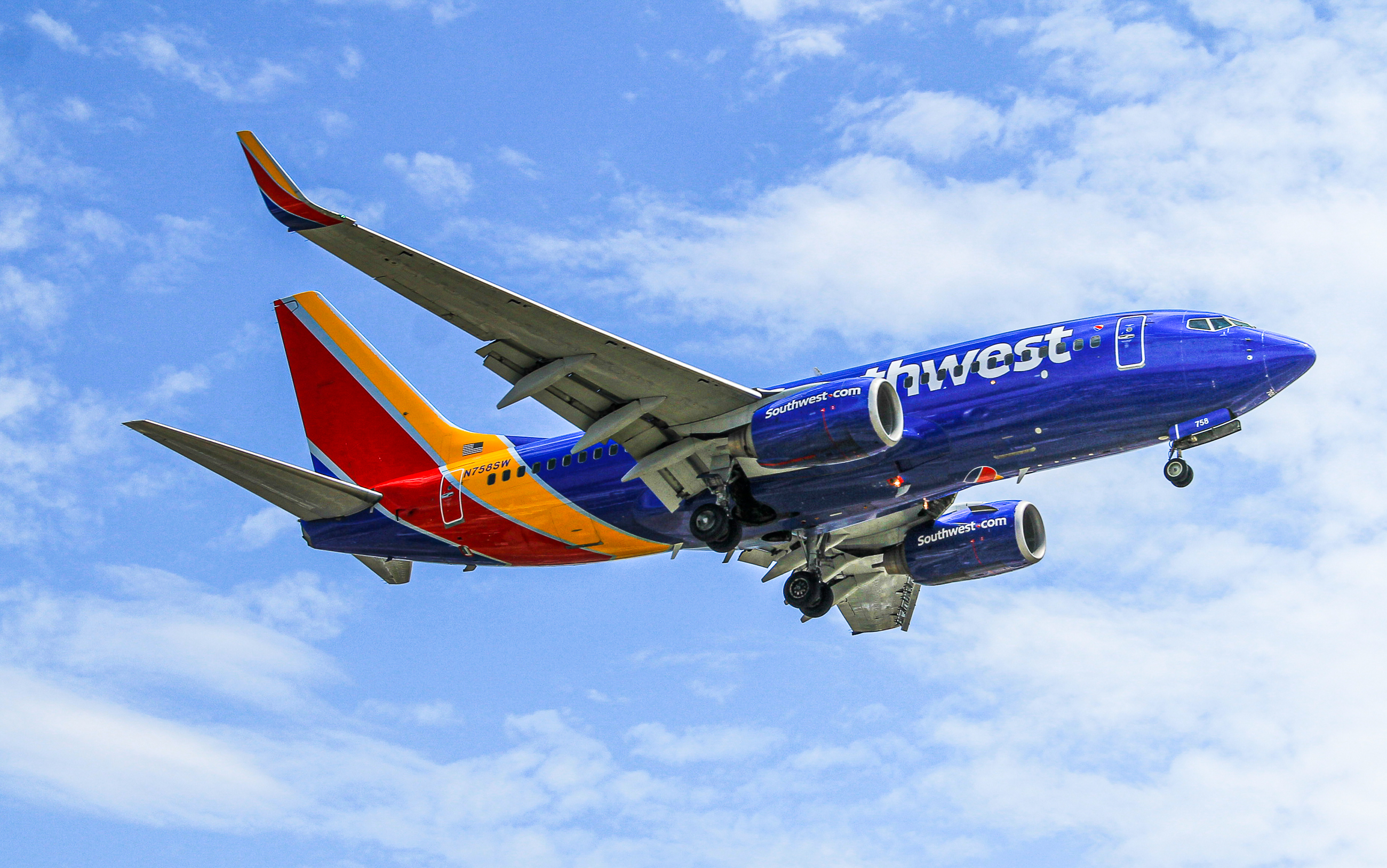 Full size: Southwest Airlines Boeing 737-700 N758SW at Los Angeles International Airport