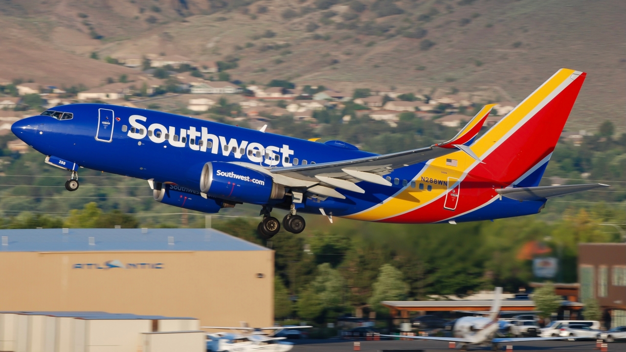 Full size: Southwest Airlines Boeing 737-700 N288WN at Reno/Tahoe International Airport